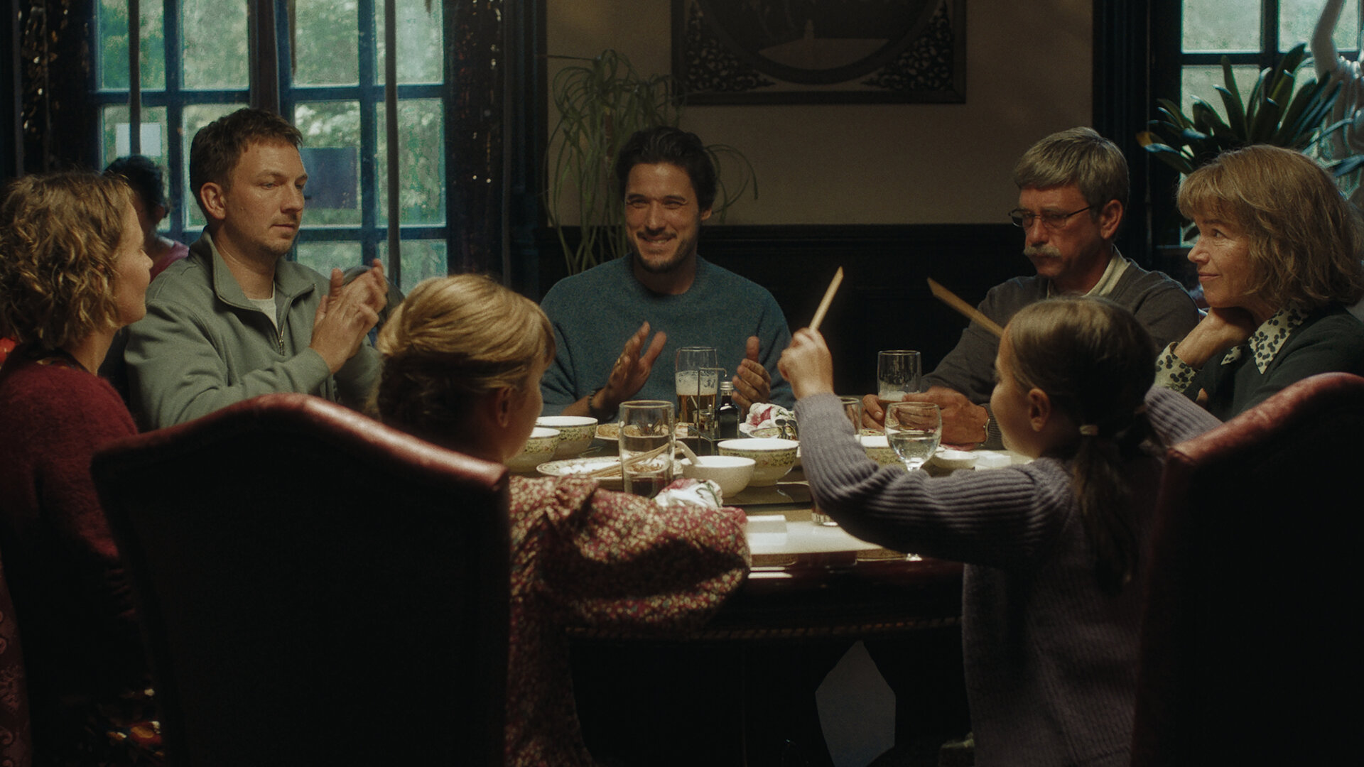 "Chabos - We have a dream": Familie Pfeffer sitzt gemeinsam um einen großen Tisch. Mit dabei sind Polly (Olga von Luckwaldt), Peppi (Johannes Kienast), Sina (Rona Regjepi), Sebastian (Alexander Milo), Lina (Eliha Lade), Bernd (Peter Schneider) und Martina (Anke Engelke).