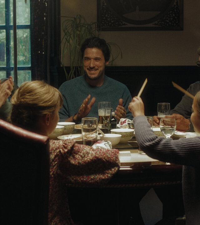 "Chabos - We have a dream": Familie Pfeffer sitzt gemeinsam um einen großen Tisch. Mit dabei sind Polly (Olga von Luckwaldt), Peppi (Johannes Kienast), Sina (Rona Regjepi), Sebastian (Alexander Milo), Lina (Eliha Lade), Bernd (Peter Schneider) und Martina (Anke Engelke).