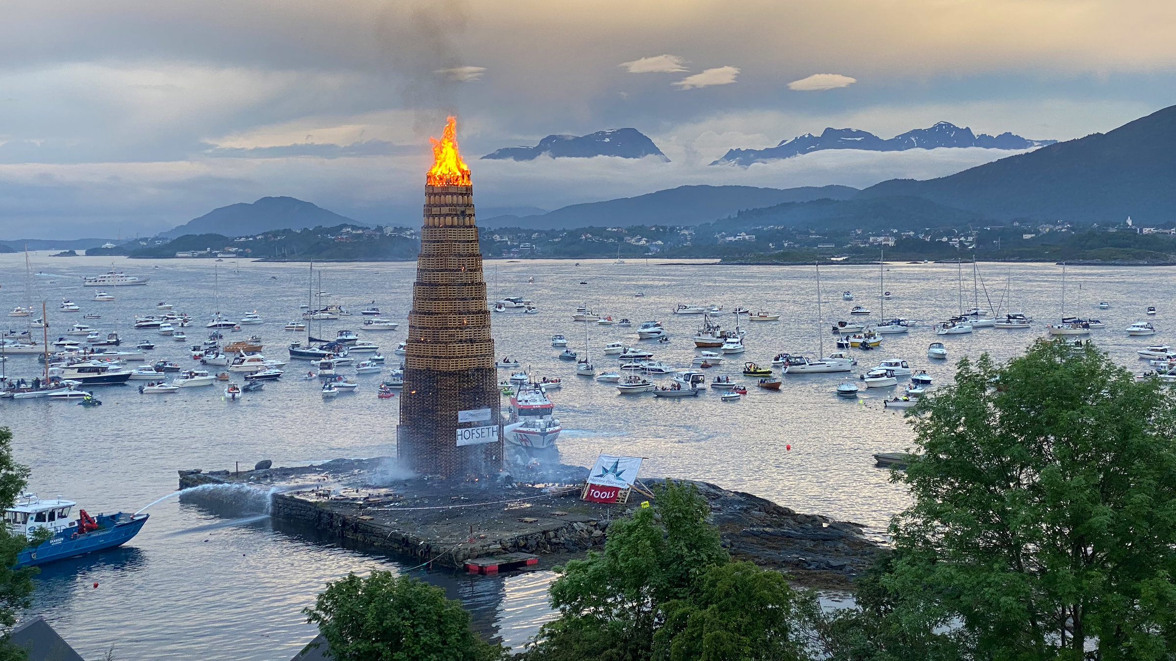 "Mittsommer in Norwegen (1/2) - Südlich vom Polarkreis": Der etwa 40 Meter hohe hölzerne Feuerturm wird jedes Jahr von Jugendlichen aus Alesund aufgebaut und in der Johannisnacht in Brand gesetzt.