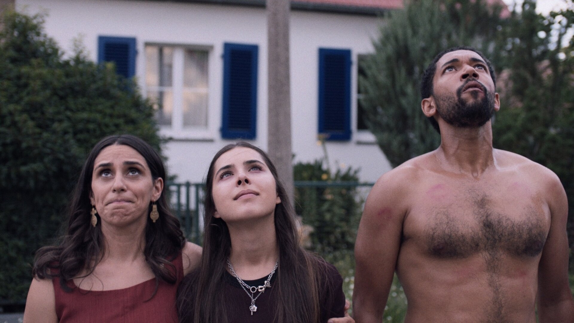 "Doppelhaushälfte – Das Ende": Vor einem Haus: Mari Sawadi (Maryam Zaree), Zoe Sawadi (Helena Yousefi) und Theo Kröger (Benito Bause) blicken angespannt nach oben.