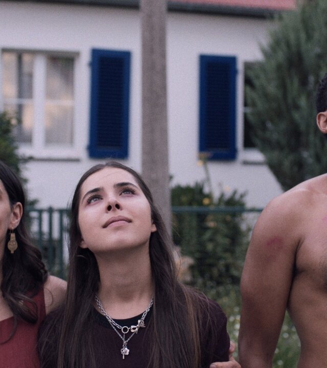 "Doppelhaushälfte – Das Ende": Vor einem Haus: Mari Sawadi (Maryam Zaree), Zoe Sawadi (Helena Yousefi) und Theo Kröger (Benito Bause) blicken angespannt nach oben.