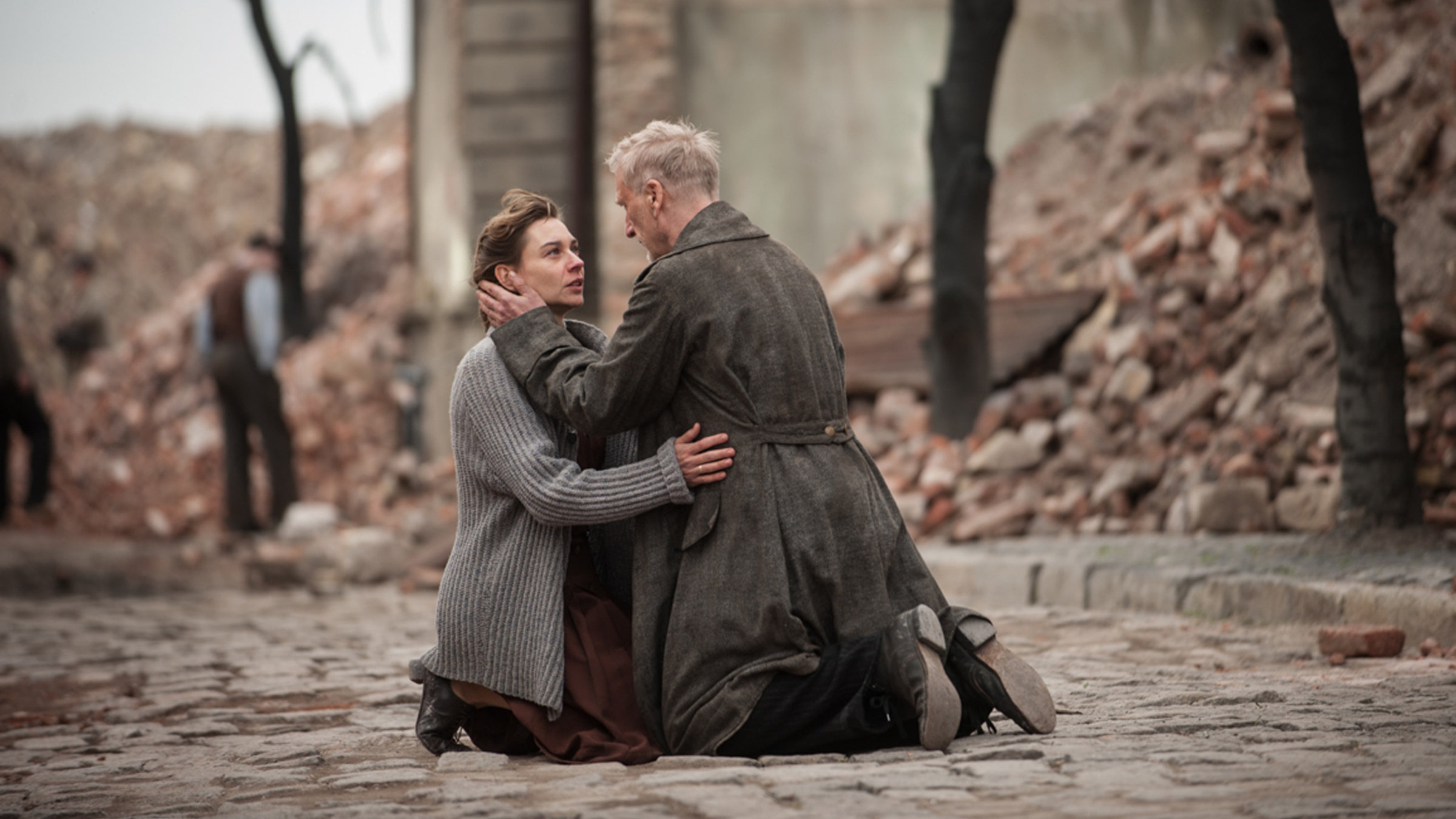 "Die Himmelsleiter (2/2)": Anna (Christiane Paul) ist glücklich, dass ihr Mann Adam (Ernst Stötzner) nach vielen Jahren halbwegs gesund heimgekehrt ist.