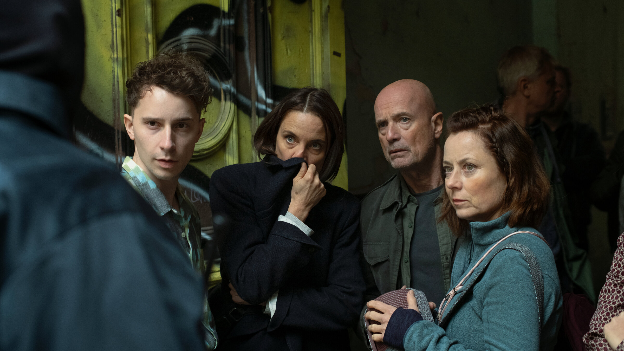 "Black Box": Elias Levy (Jonathan Berlin), Caroline Hahn (Anne Ratte-Polle), Erik Behr (Christian Berkel) und Nikol Lang (Inka Friedrich) blicken ungläubig auf den vermummten Polizisten, der von ihnen steht.