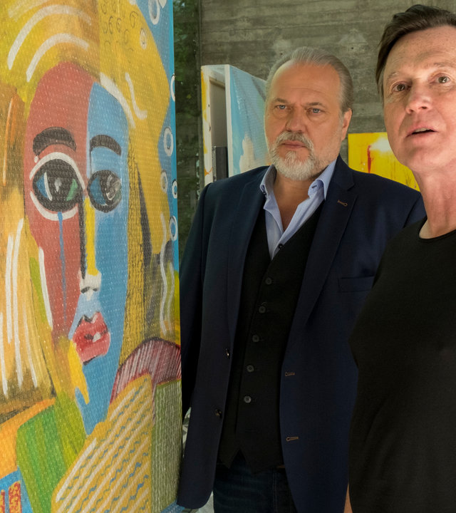 "Der Alte - Bild des Todes": Richard Voss (Jan-Gregor Kremp) und Ludwig Stern (Uwe Bohm) stehen nebeneinander in einer Galerie. Links neben ihnen steht ein großes buntes Gemälde. Im Hintergrund an den Wänden hängen weitere Bilder.