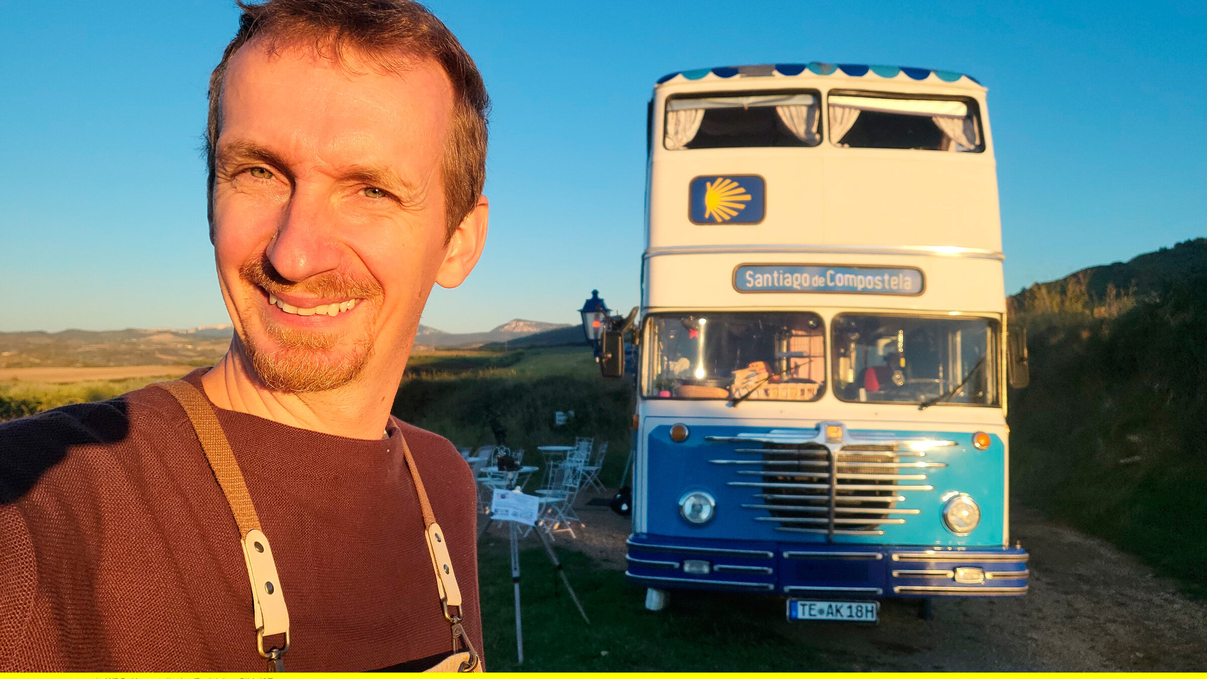 "Love, Peace & Coffee - Michèls Café-Bus auf dem Jakobsweg": Michèl mit seinem Café-Bus auf dem Jakobsweg.