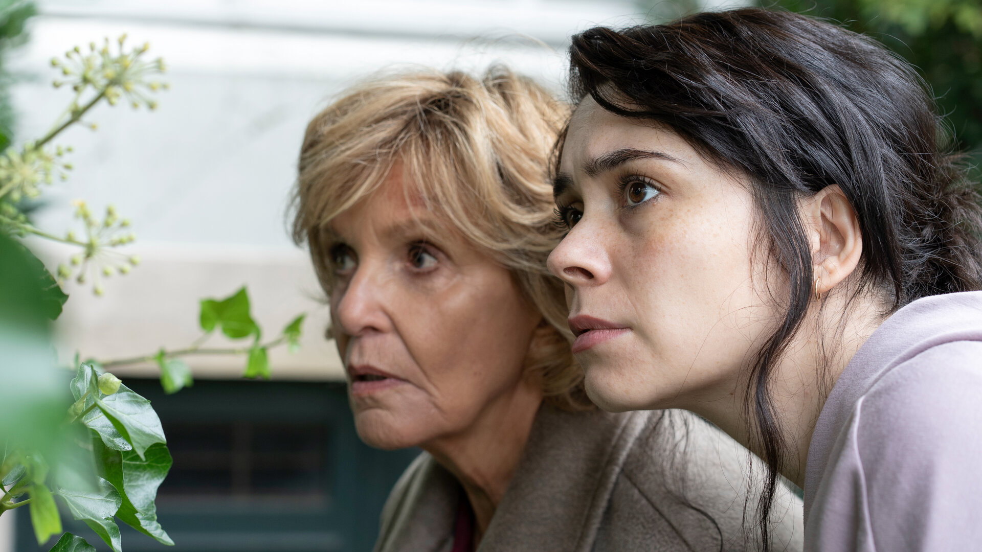 "Nichts wie weg": Anke Bender (Tamara Romera GinÃ©s) und Luise Dobertin (Ulrike Kriener) hocken hinter einem GebÃ¼sch. Sie schauen mit besorgtem Blick aufmerksam zur Seite.