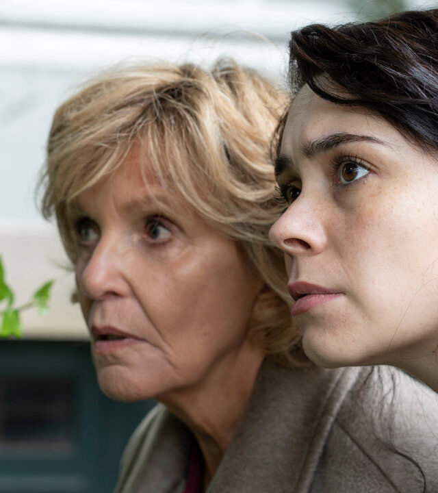 "Nichts wie weg": Anke Bender (Tamara Romera GinÃ©s) und Luise Dobertin (Ulrike Kriener) hocken hinter einem GebÃ¼sch. Sie schauen mit besorgtem Blick aufmerksam zur Seite.