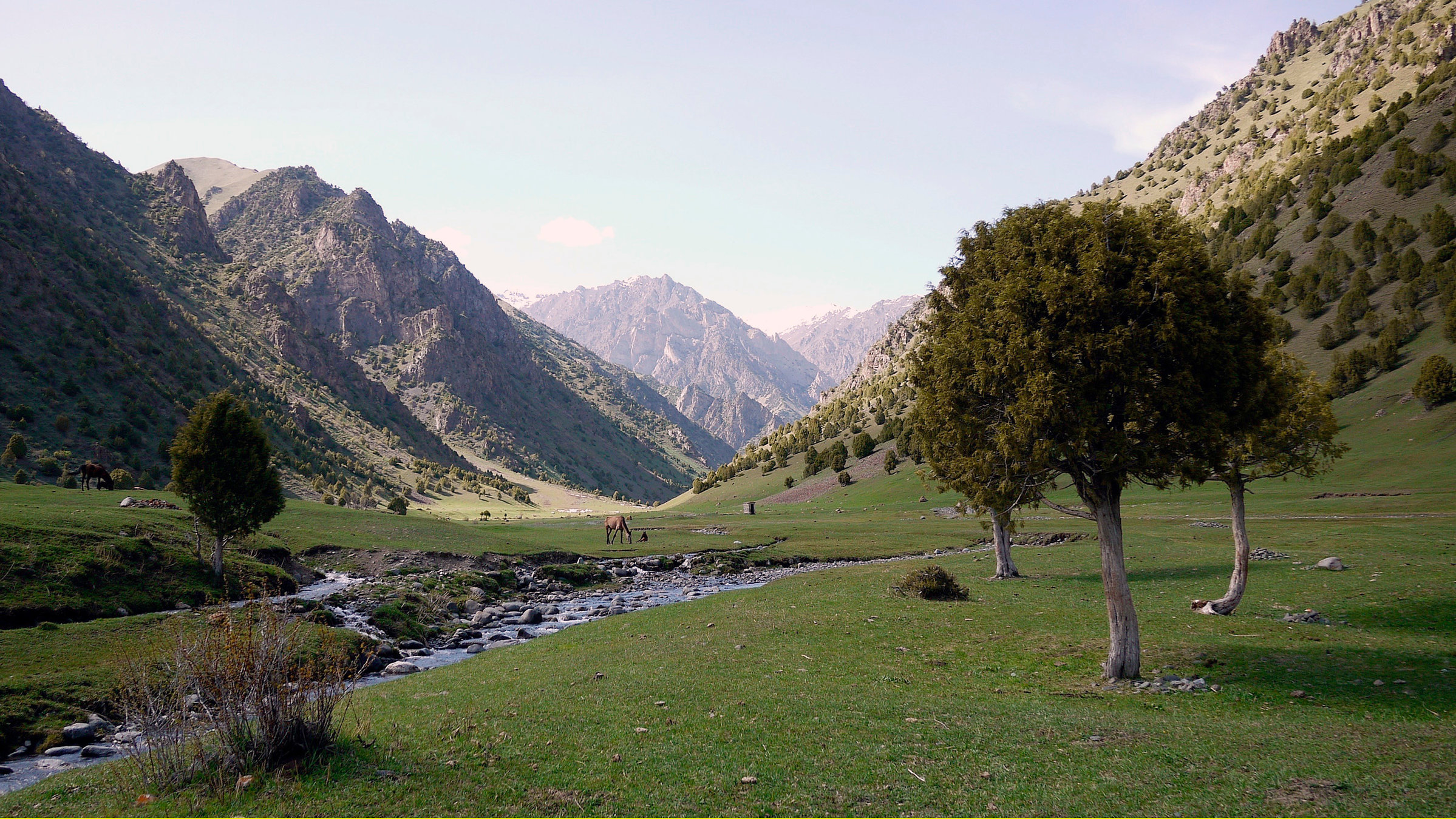 "Kirgistan - Hochgebirgsland voller Schätze": Kirgisisches Hochgebirgstal. Ein idealer Platz für das Sommerlager der Nomaden, das so genannte „Djailoo“.