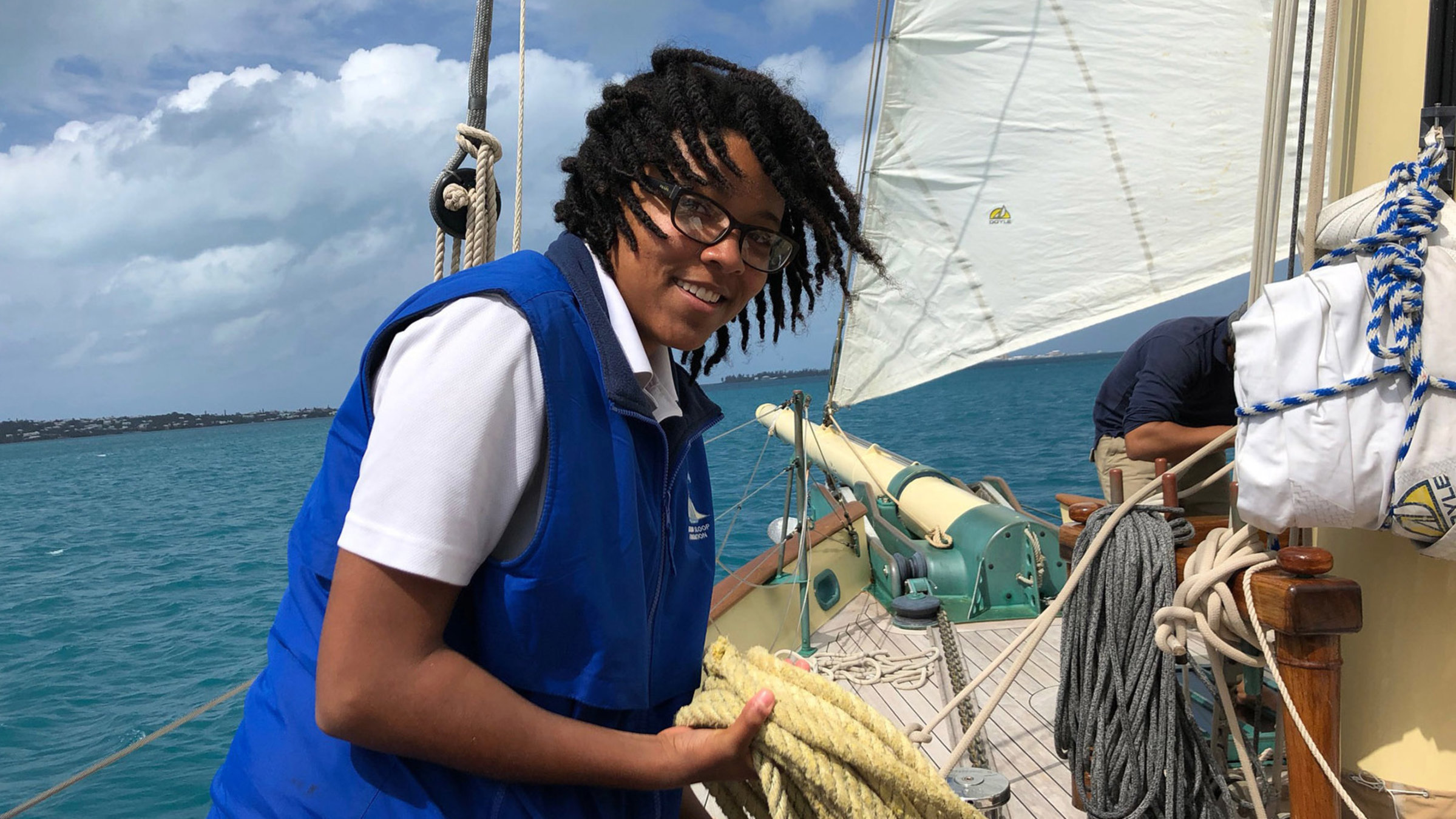 "Die Inseln der Queen: Bermuda": Esmeralda Zanders baut nicht nur Modellschiffe, sie unterrichtet auch das Segeln auf dem Schulschiff „Spirit of Bermuda“.