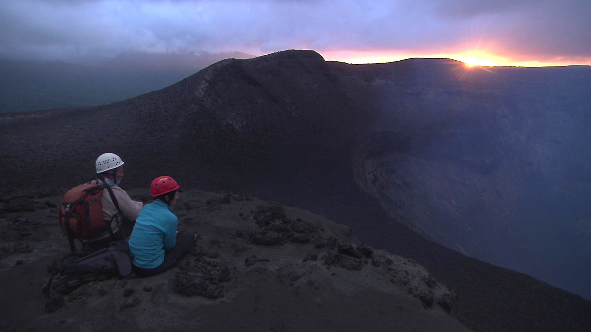 "Vanuatu - Im Bauch des Vulkans": Vanuatu, ein kleiner Staat im Südpazifik, östlich von Australien gelegen,  besteht aus 83 Einzelinseln und vielen aktiven Vulkanen. Ein besonderes Spektakel - für immer mehr Touristen - bietet der Vulkan Yasur auf der Insel Tanna, der etwa alle fünf Minuten glühende Lavabrocken in die Luft spuckt.