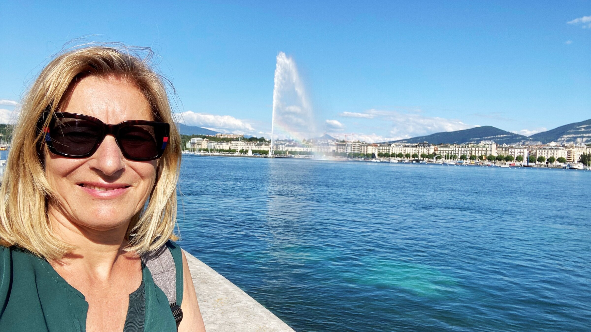 "Mein Genf": Schweiz-Korrespondentin Raphaela Stefandl in Genf vor dem Wahrzeichen ´Jet d’eau´, einem Springbrunnen im Genfersee mit einem bis zu 140 Meter hohen Wasserstrahl.