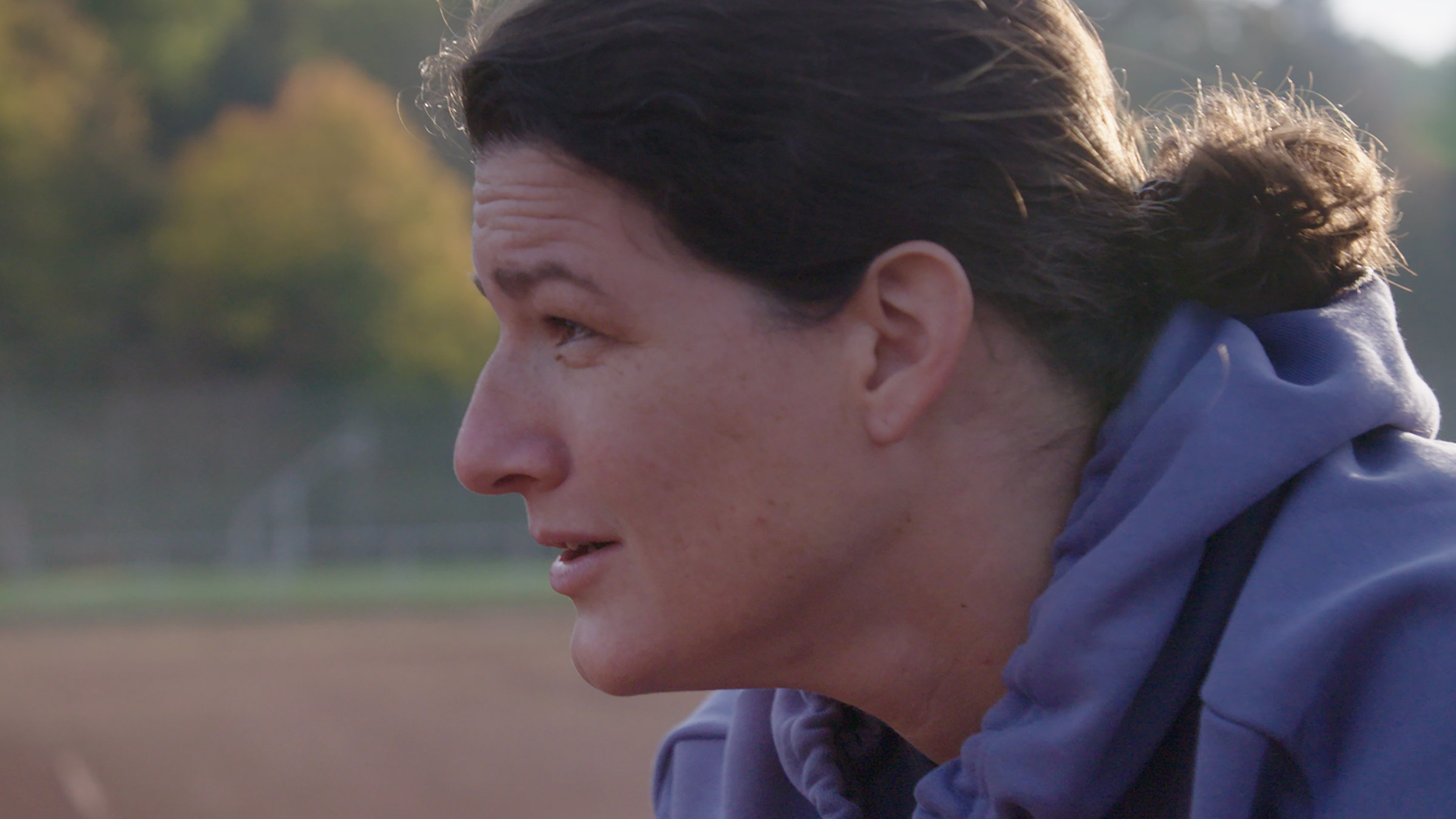 "37° Nicht vergessen, nie vergeben - Mein Leben nach dem Missbrauch": Porträt Ulrike B. auf dem Sportplatz.