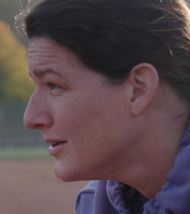 "37° Nicht vergessen, nie vergeben - Mein Leben nach dem Missbrauch": Porträt Ulrike B. auf dem Sportplatz.