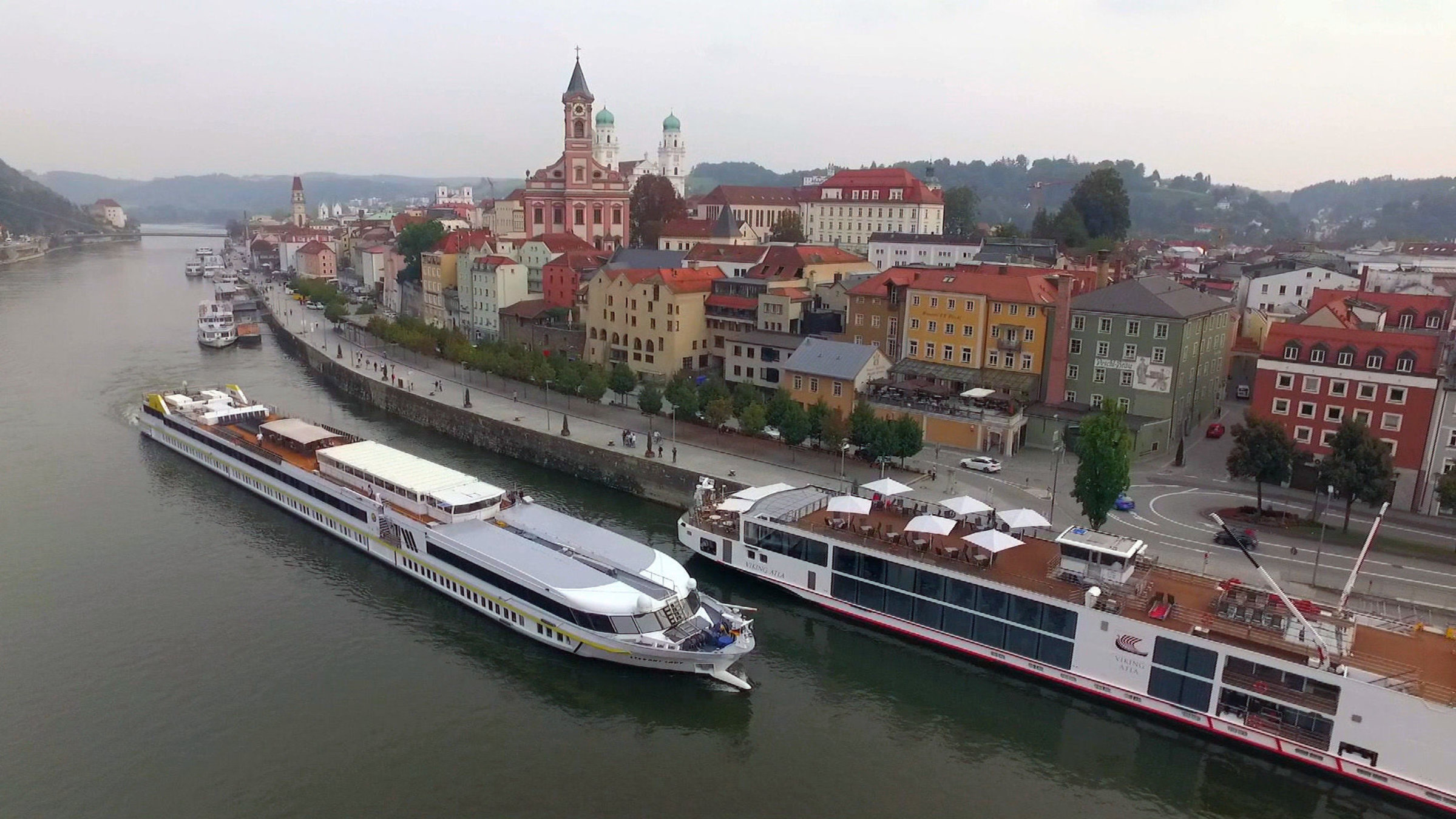 "Eine Flusskreuzfahrt durch Bayern" - Das Ablegen an der Fritz-Schäffer-Promenade (benannt nach Bayerns erstem Ministerpräsidenten) in Passau - 600 Kilometer Bayern liegen vor der "Elegant Lady".