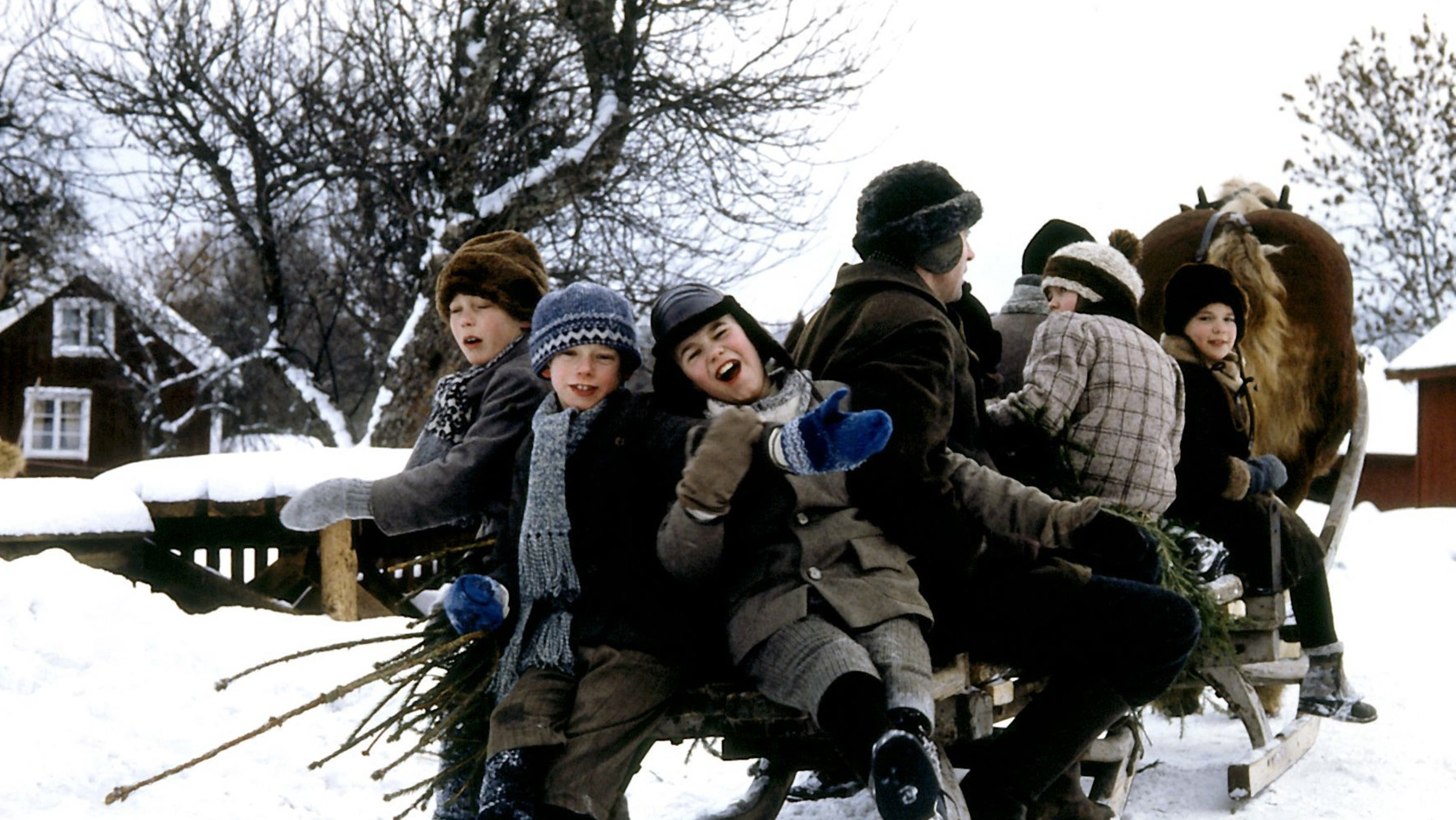 "Neues von uns Kindern aus Bullerbü": Bosse (Henrik Larsson), Ole (Harald Lönnbro), Lasse (Crispin Dickson Wendenius) und der Rest der Familie fahren mit dem Pferdeschlitten durchs winterliche Bullerbü.