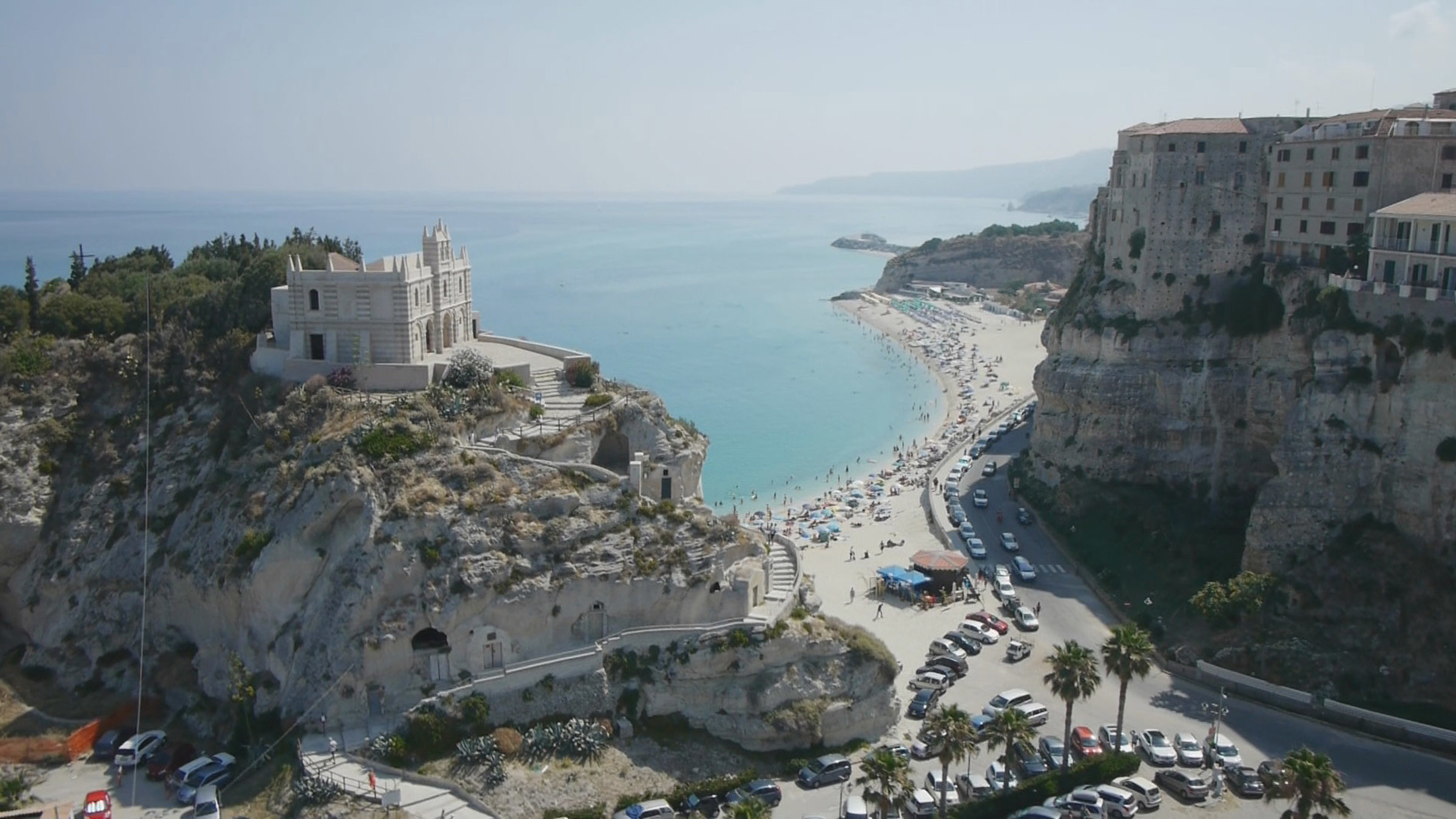 "Italien, meine Liebe (1/5) - Kalabrien": Die Küste bei Tropea. Häuser stehen auf Felsen umgeben von Buchten.