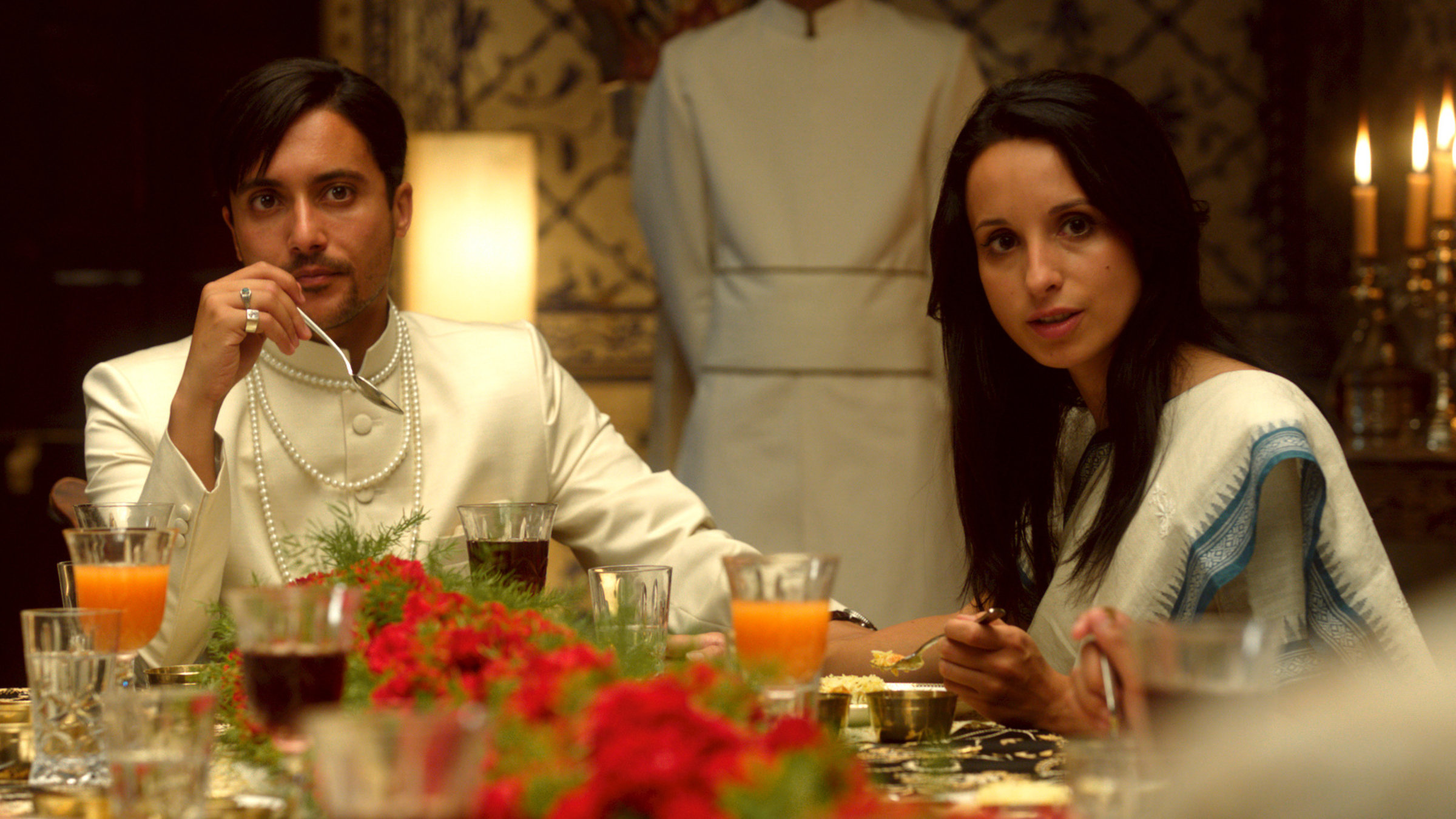 "Das Mädchen mit dem indischen Smaragd" - Arun Singh (Omar El Saeidi) und Annie Krüger (Stephanie Stumph) beim Dinner im Haus der Maharani Maritha, die etwas vor ihnen zu verbergen scheint.