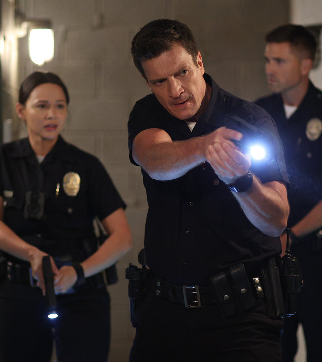 "The Rookie - Feuer und Flamme": Nolan (Nathan Fillion), Chen (Melissa O'Neil) und Bradford (Eric Winter) gehen mit der Waffe im Anschlag durch einen schmalen Gang.