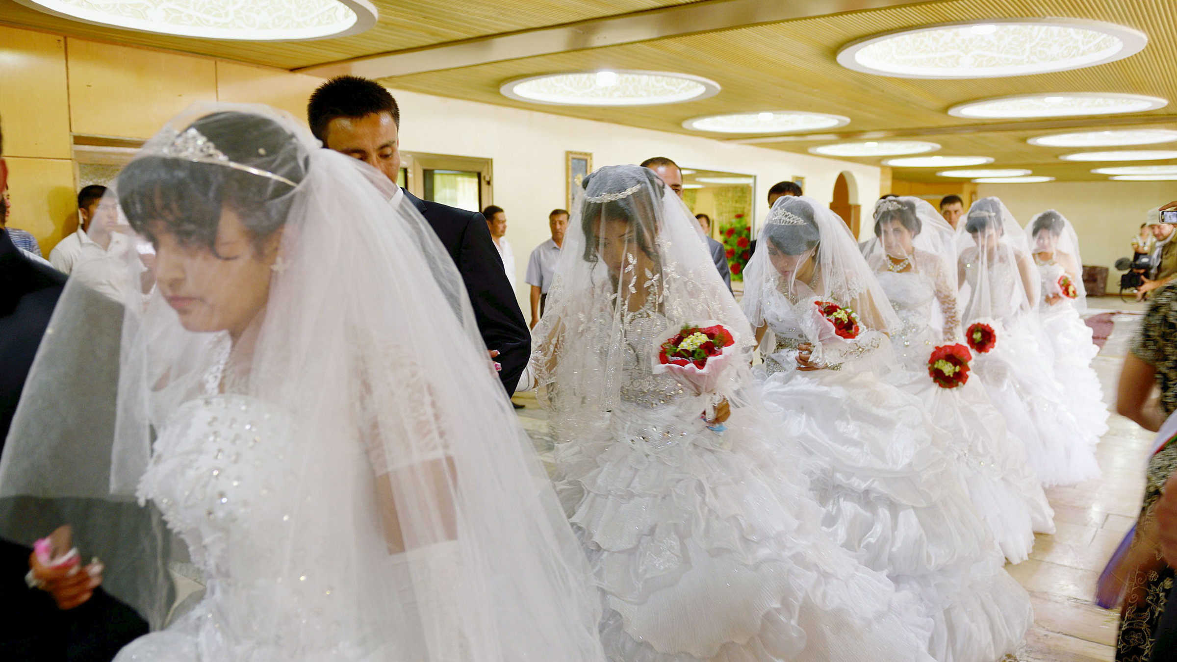"Seidenstraße, Von Venedig nach Xi'an mit Peter Gysling" - Usbekische Massenhochzeit in Yangiyer