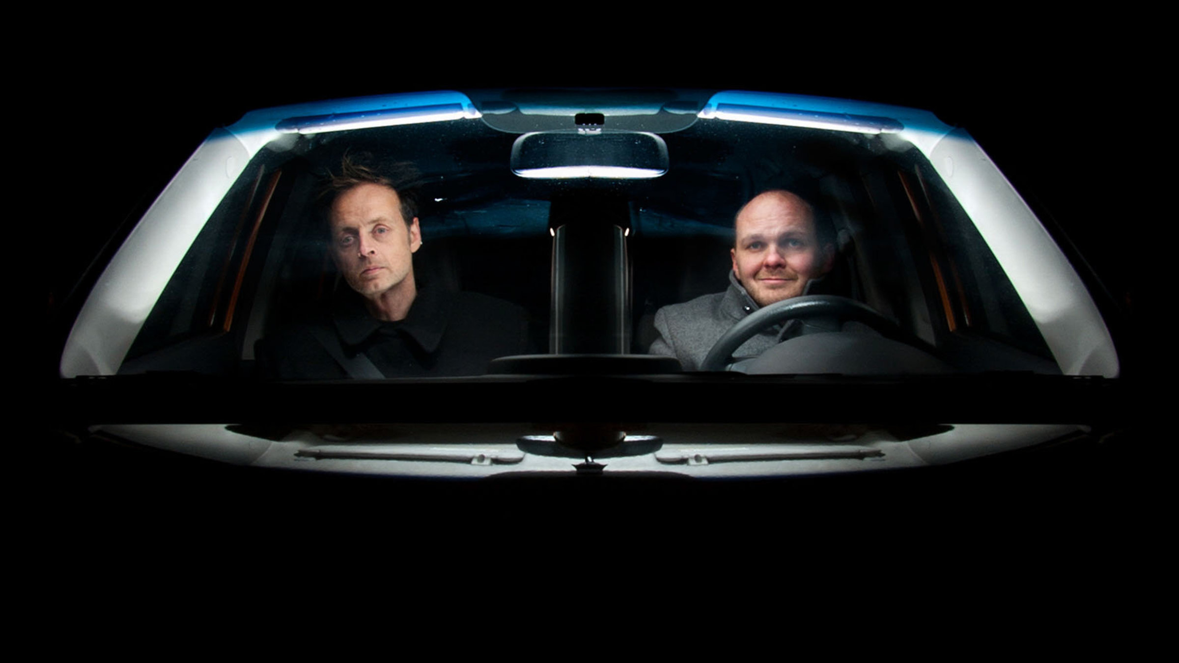 "Blözinger: ERiCH, Theater Akzent, Wien 2014" - Roland Penzinger und Robert Blöchl sitzen im Auto
