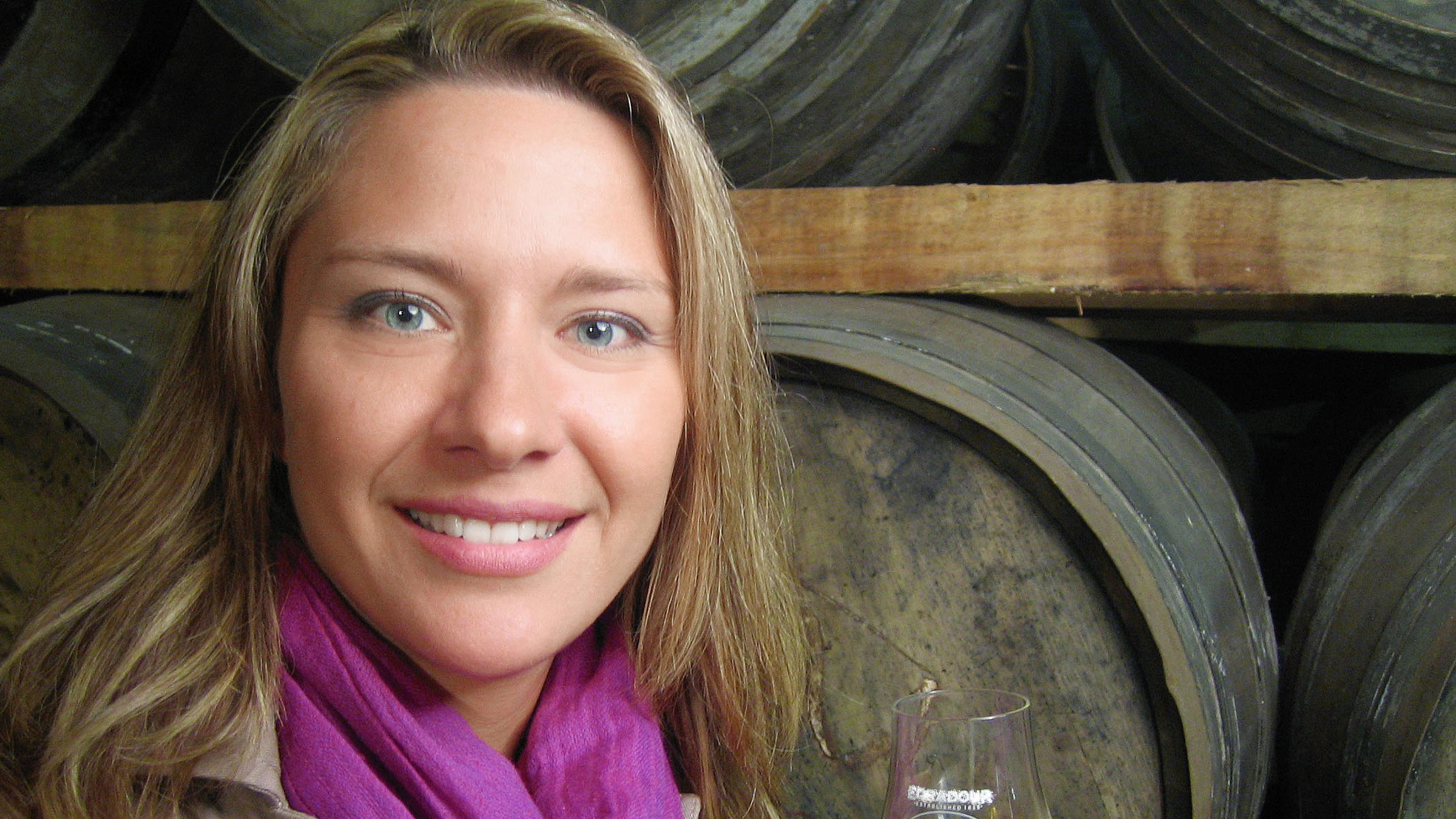 "unterwegs - Schottland" - Moderatorin Wasiliki Goutziomitros bei der Whiskyprobe