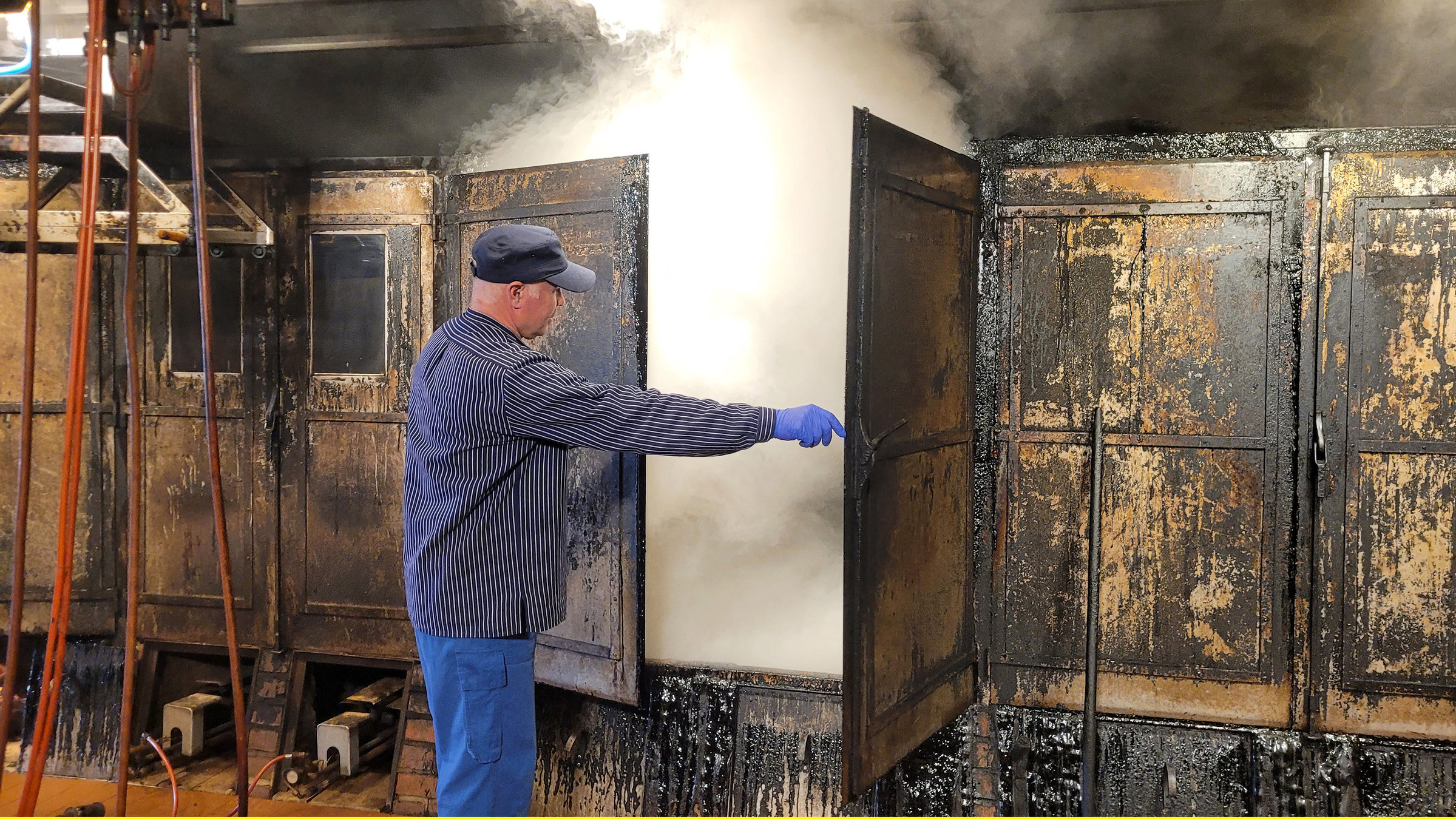 "Die Nordreportage: Viel Rauch um Fisch": Hüseyin Kahya räuchert noch ganz traditionell über echtem Holzfeuer im Altonaer Ofen.