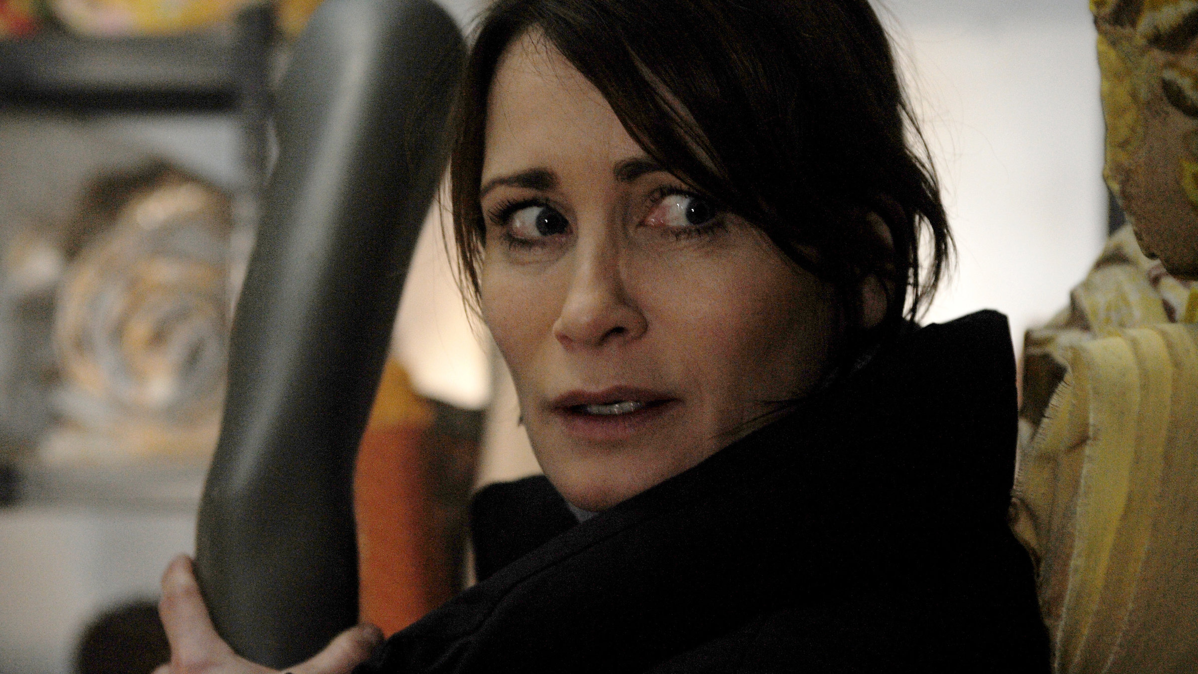 "Jenseits der Angst": Lisa (Anja Kling) in Großaufnahme mit ängstlichem Blick.