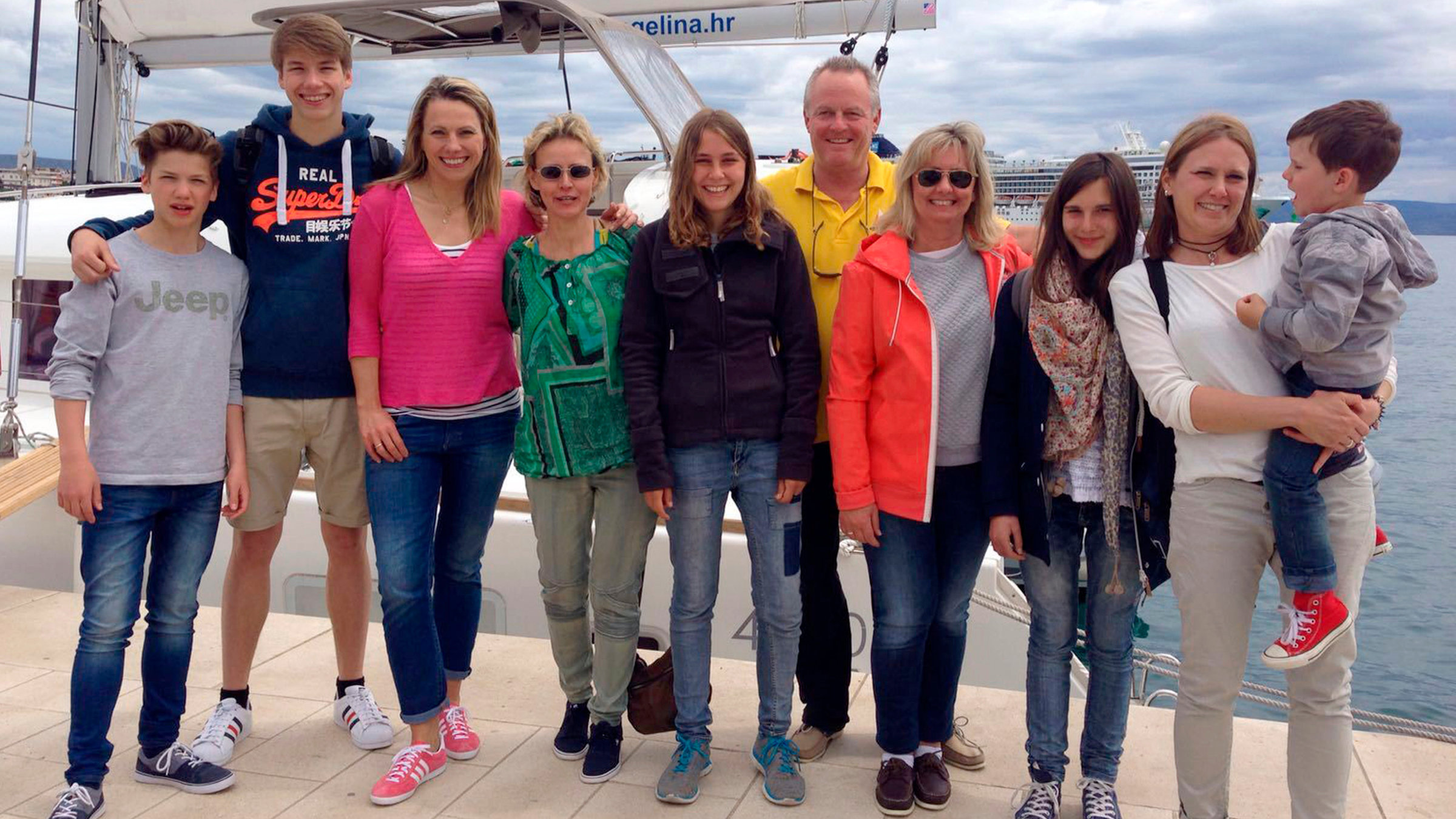 "Auf dem Segelboot in Kroatien" - Moderatorin Andrea Grießmann (3.v.l.) zusammen mit zwei anderen Müttern und fünf Kindern zwischen 4 und 17 Jahren.