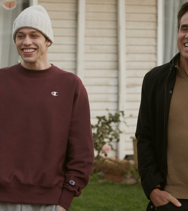"Bupkis - Tu was ich sage, nicht was ich tue": Pete (Pete Davidson) steht lässig, mit den Händen in den Hosentaschen im Vorgarten von Onkel Tommy (Bobby Cannavale). Auch Onkel Tommy steht mit den Händen in den Taschen und lacht wie Pete.