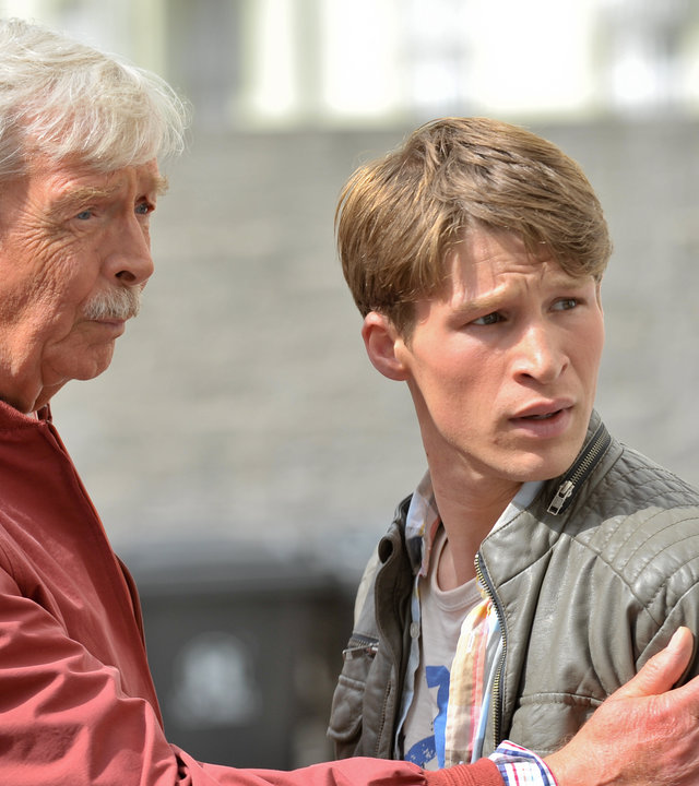 "Notruf Hafenkante - Der Preis des Glücks": Thomas Albrecht (Volkert Kraeft) legt beruhigend die Hand auf Pauls (Oliver Bender) Oberarm, der panisch zur Seite guckt.