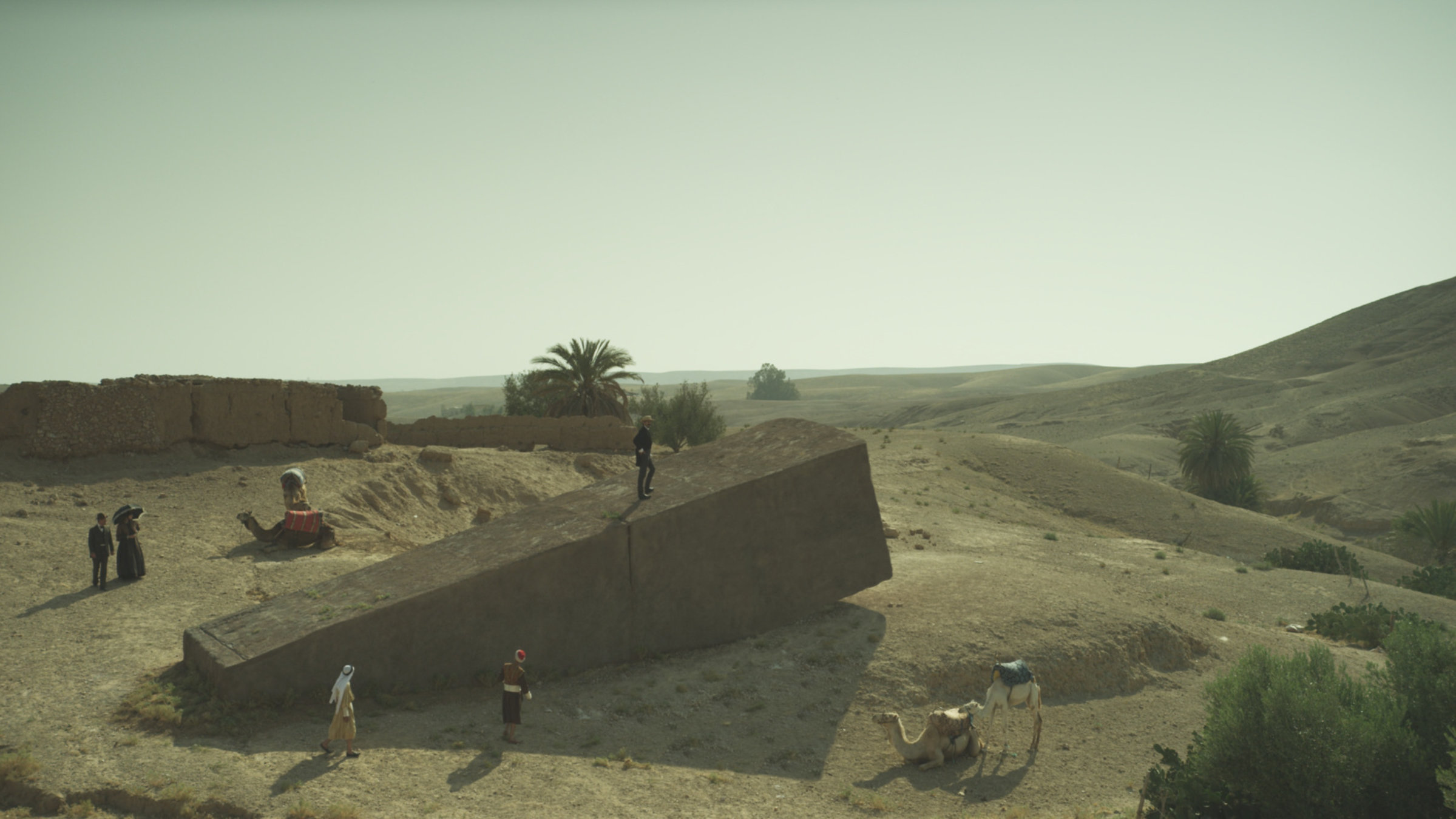 Die Tempelvon Baalbek beeindruckten schon Mark Twain: "Jahrtausende steht sie", schrieb er, "und versetzt den Reisenden in Erstaunen und Entzücken." Die dickste Steinplatte der Anlage - und größter bekannter Baustein der Welt - ist über 20 Meter lang. Bis heute kann niemand mit Sicherheit sagen, auf welche Weise und zu welchem Zweck diese riesige Anlage, die in Resten erhalten ist, einst angelegt worden ist.