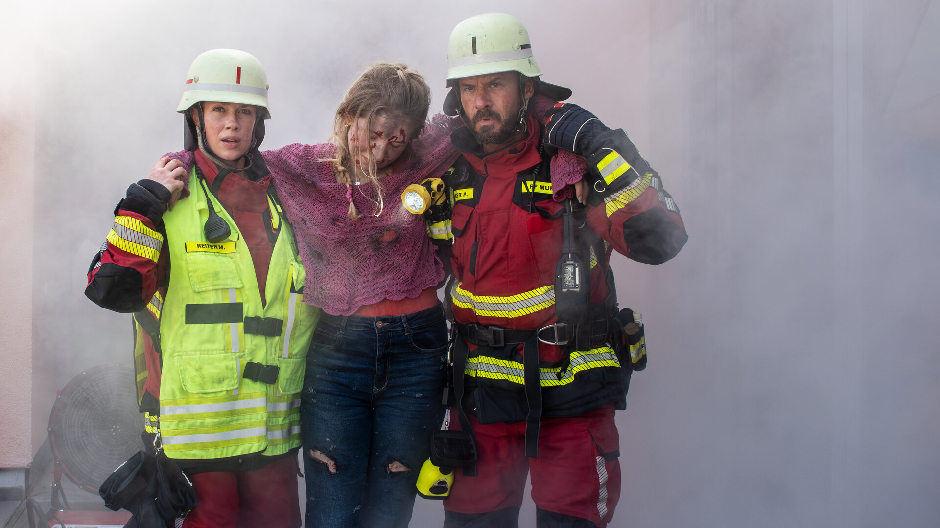 "Marie fängt Feuer - Herz über Kopf": Marie (Christine Eixenberger) und Peter (Stephan Luca) stützen eine verletzte Frau beim Verlassen eines brennenden Hauses.