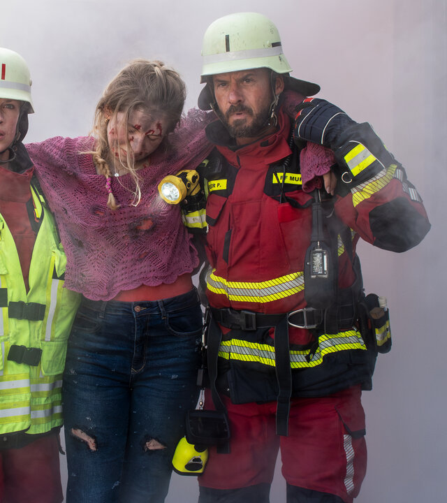 "Marie fängt Feuer - Herz über Kopf": Marie (Christine Eixenberger) und Peter (Stephan Luca) stützen eine verletzte Frau beim Verlassen eines brennenden Hauses.