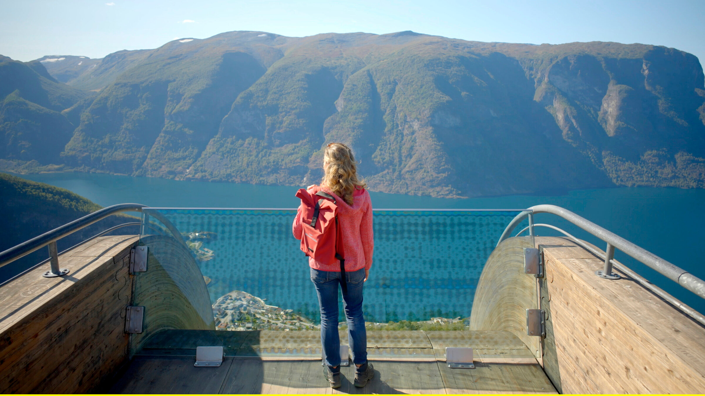 "Norwegens Westen": Man darf sich sogar vorne anlehnen, doch auf dem Stegastein wird einem auch schon so schwindelig - 600 Meter über dem Aurlandsfjord.