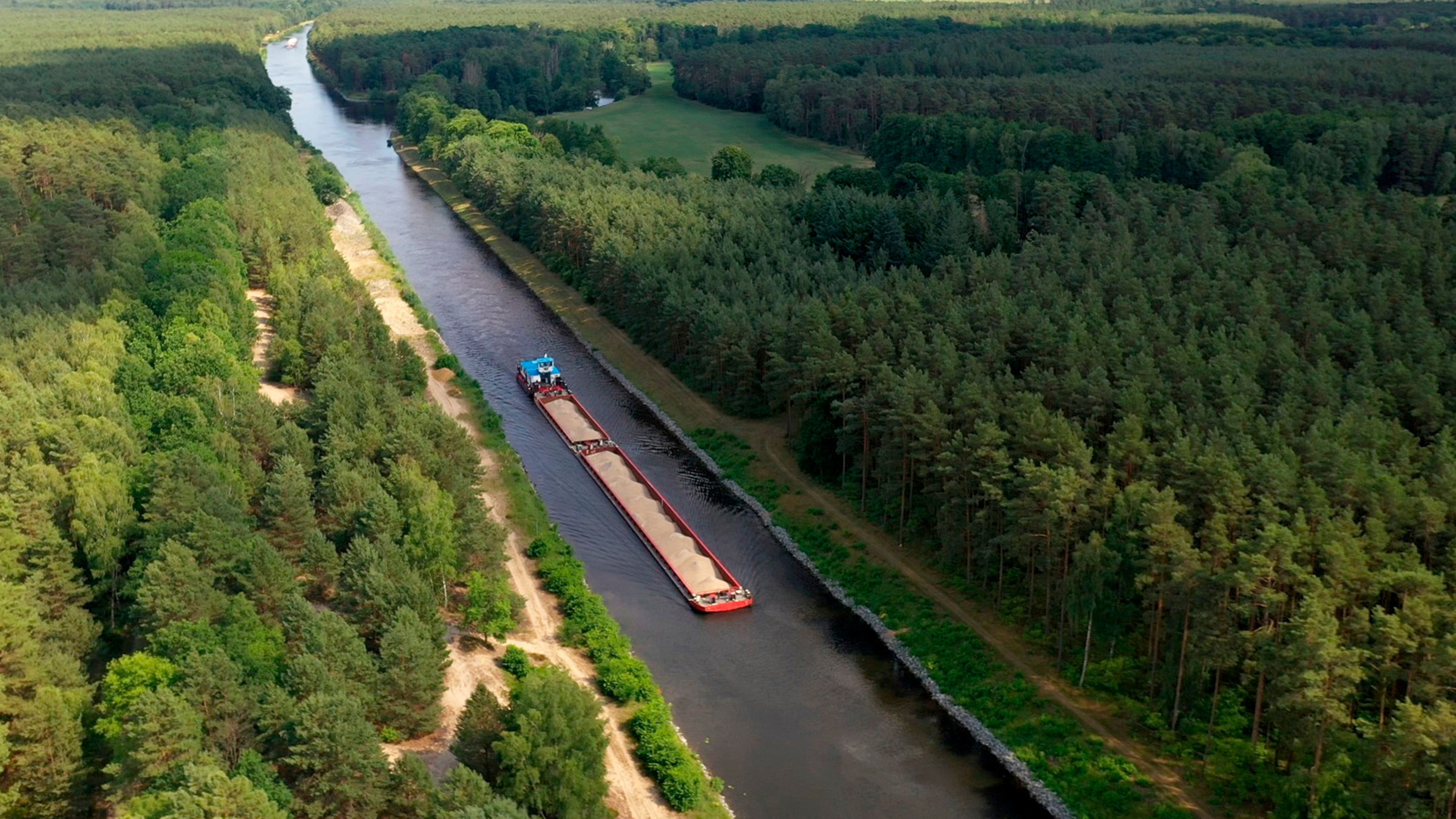 "Flussauf, flussab" - Ulrike Finck paddelt vom Spreewald ins Schlaubetal. Schubverband 2428 auf dem Oder-Spree-Kanal.