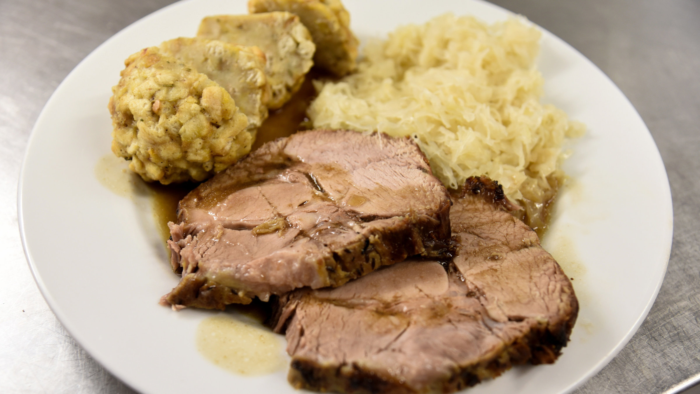 "Theater und Kulinarik in der Wiener Josefstadt": Schweinsbraten aus der Kantine des Theaters in der Josefstadt.