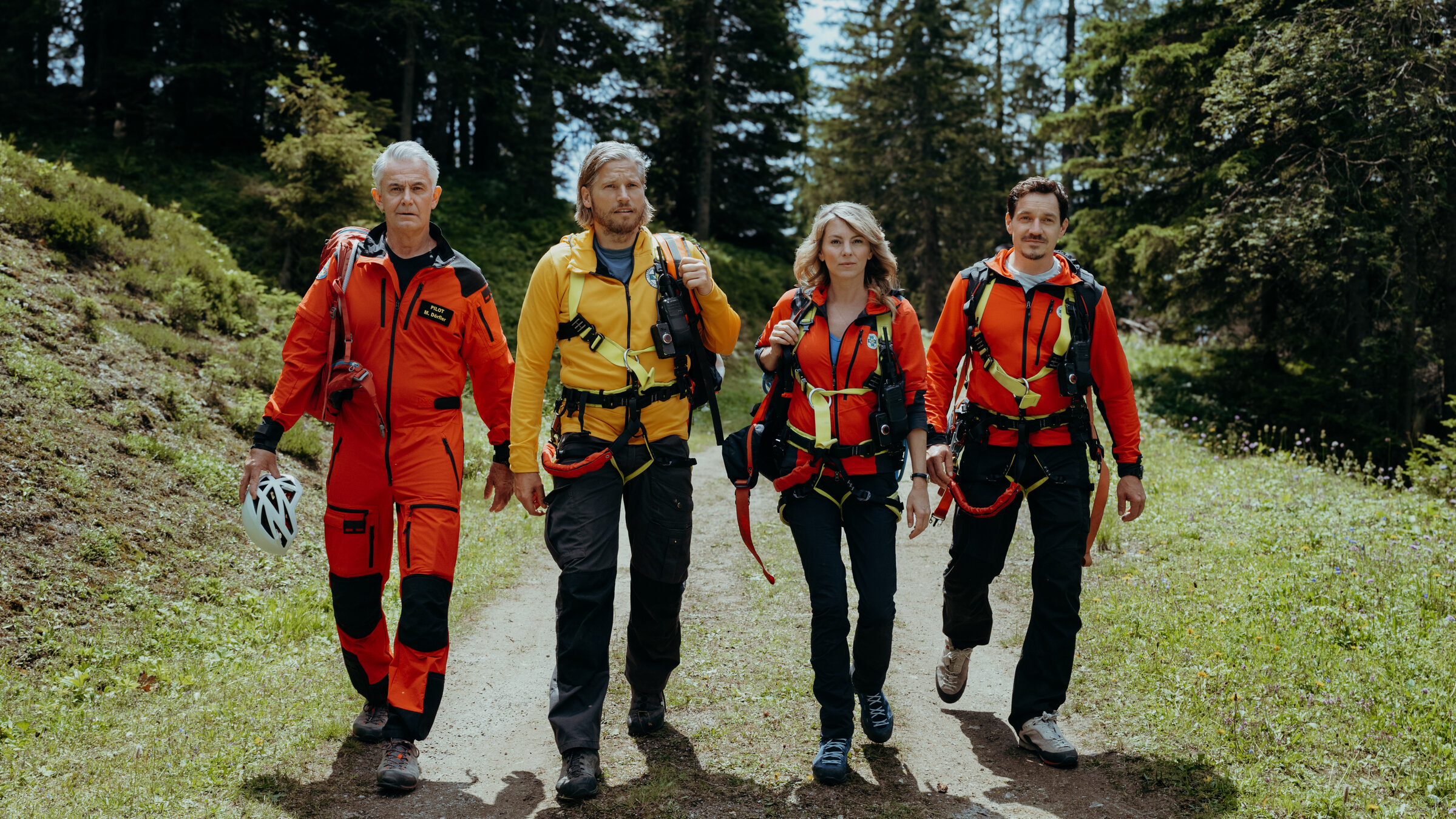 "Die Bergretter: Abschiedsschmerz": Die Bergretter Markus (Sebastian Ströbel), Katharina (Luise Bähr), Tobi (Markus Brandl) und Michi (Robert Lohr) laufen nebeneinander den Berg hinauf.