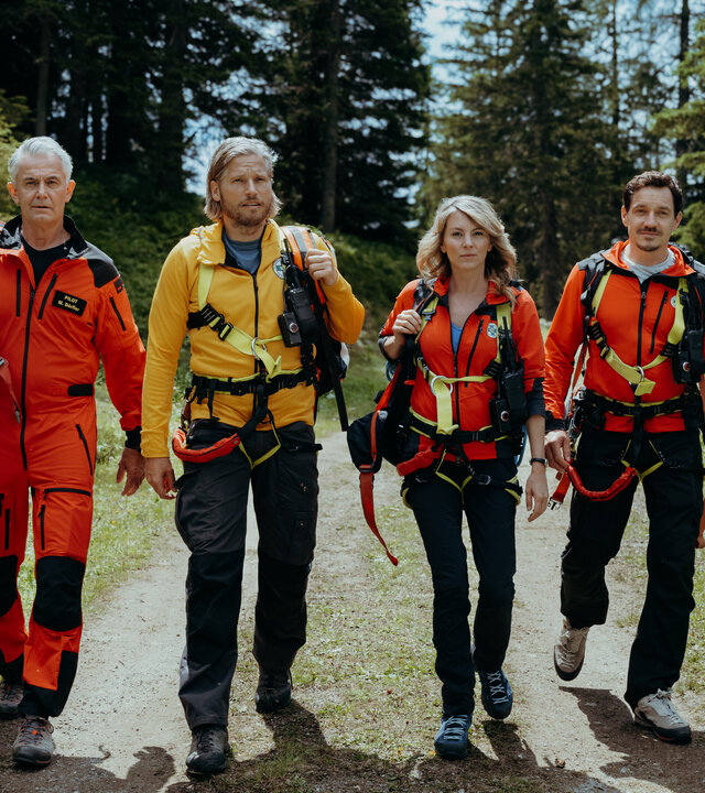 "Die Bergretter: Abschiedsschmerz": Die Bergretter Markus (Sebastian Ströbel), Katharina (Luise Bähr), Tobi (Markus Brandl) und Michi (Robert Lohr) laufen nebeneinander den Berg hinauf.