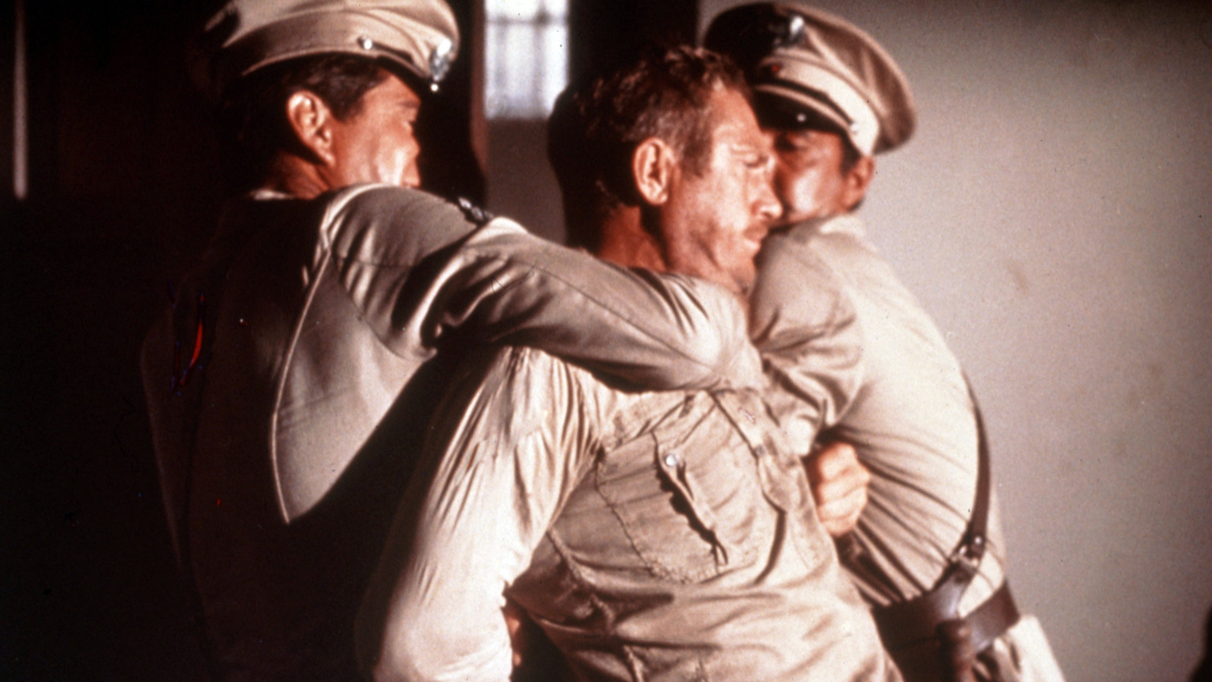 "Papillon": Der aufsässige Sträfling Henri Charrière alias Papillon (Steve McQueen) wird von Wärtern niedergerungen.