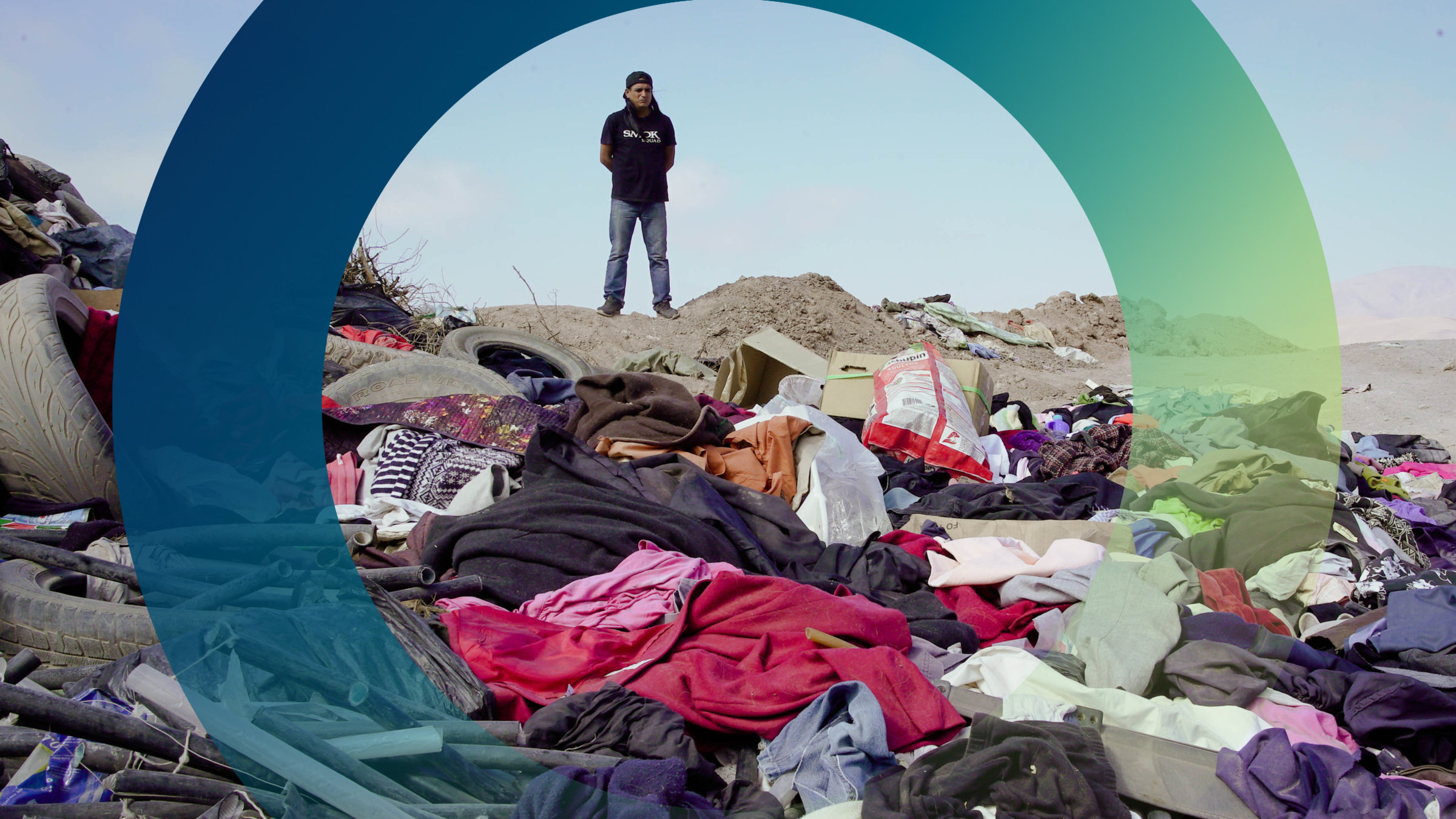 "planet e.: Textilmüll – Der Kampf gegen Wegwerfmode": Juan José Saldaña steht vor den Kleidungsstücken, die in der Wüste abgeladen wurden.