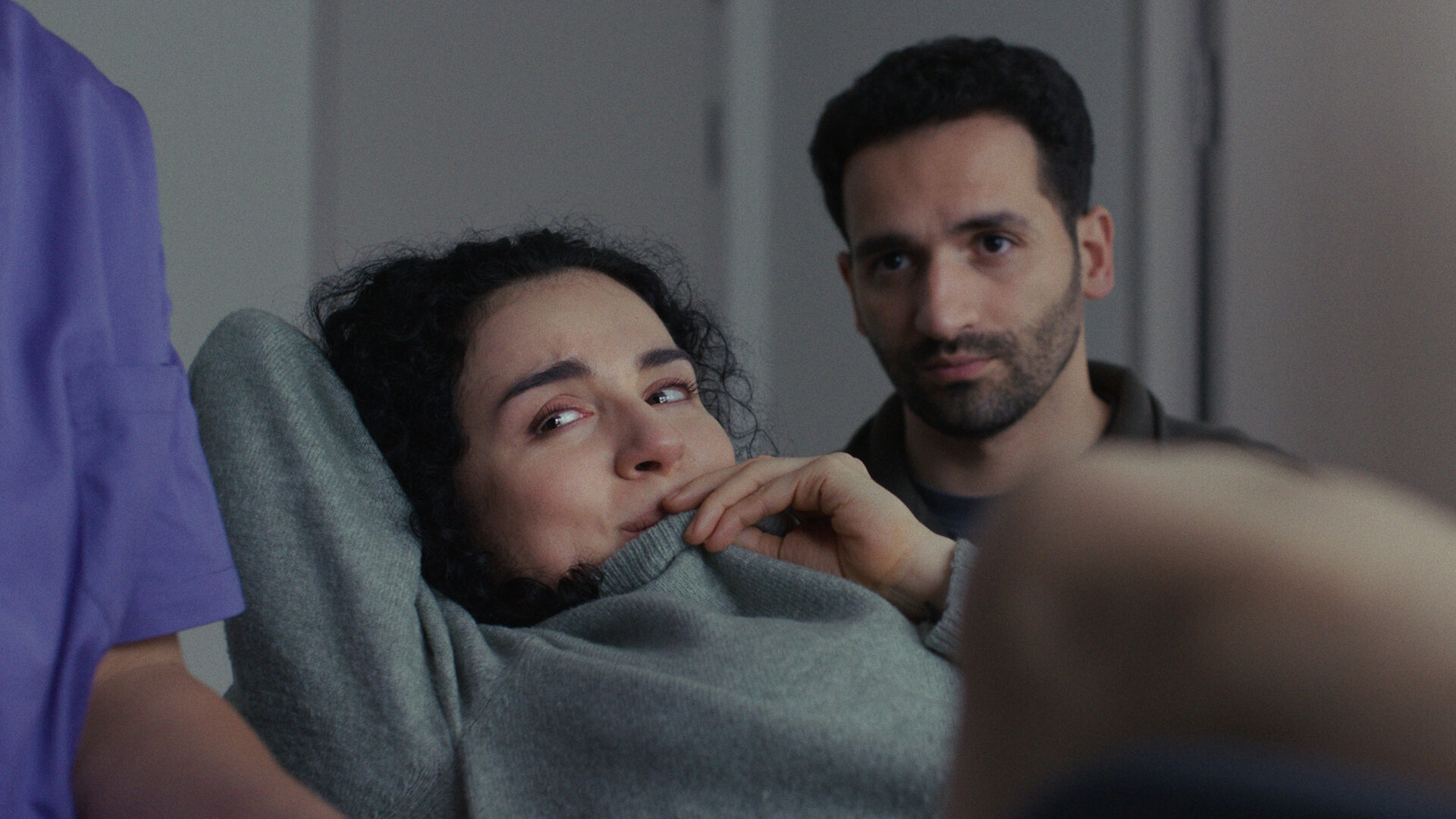 "PUSH - Ein Mal ist kein Mal": Nalan (Mariam Hage) liegt mit Tränen in den Augen bei einer Untersuchung. David (Hassan Akkouch) sitzt neben ihr. Beide schauen zur Seite.