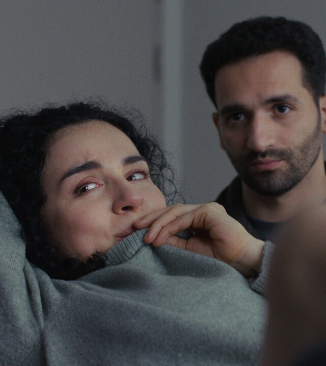"PUSH - Ein Mal ist kein Mal": Nalan (Mariam Hage) liegt mit Tränen in den Augen bei einer Untersuchung. David (Hassan Akkouch) sitzt neben ihr. Beide schauen zur Seite.