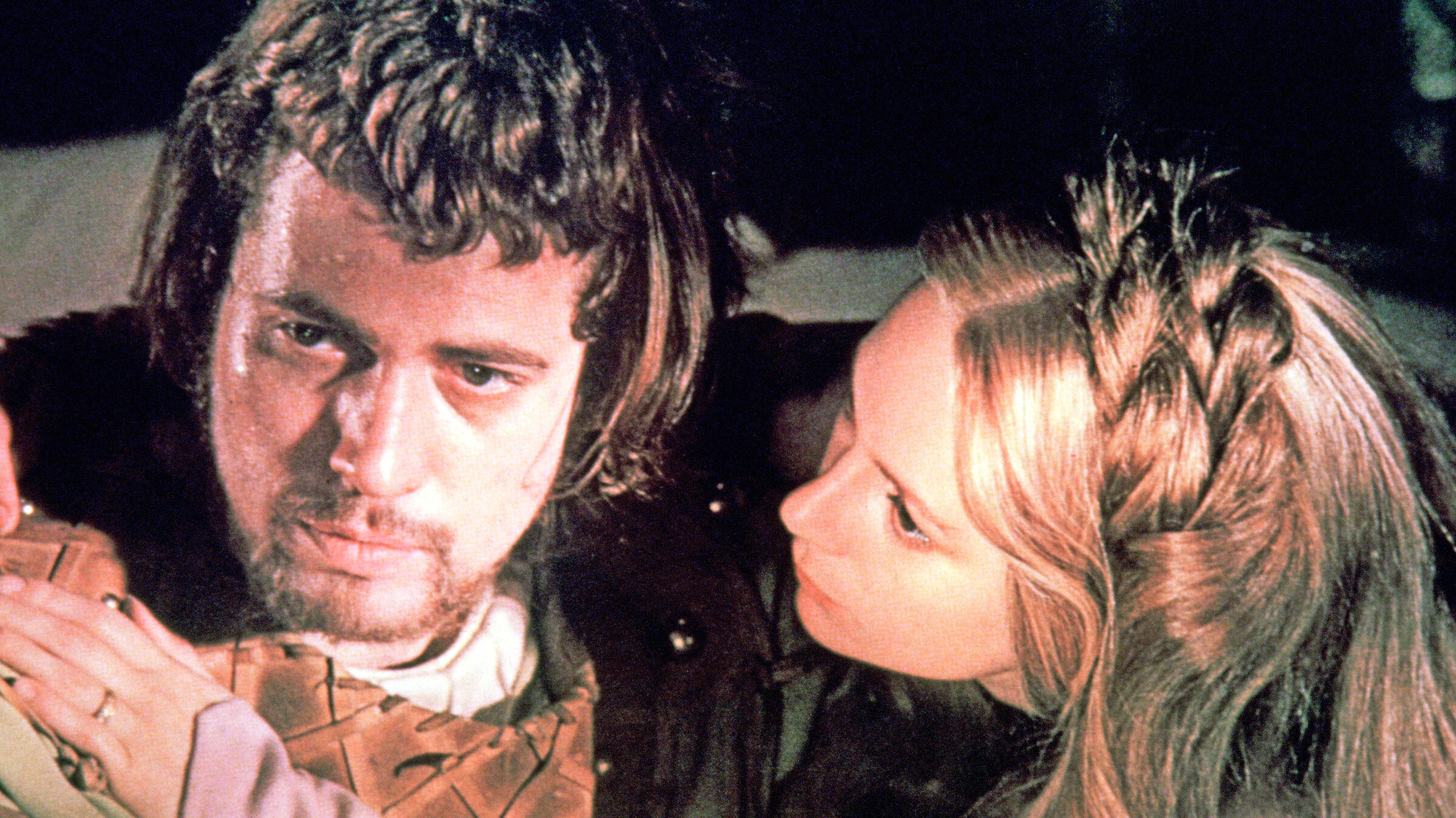 "Macbeth": Macbeth (Jon Finch) blickt mit fokussiertem Ausdruck, während Lady Macbeth (Francesca Annis) den Arm um ihn gelegt hat und ihn von der Seite anschaut.