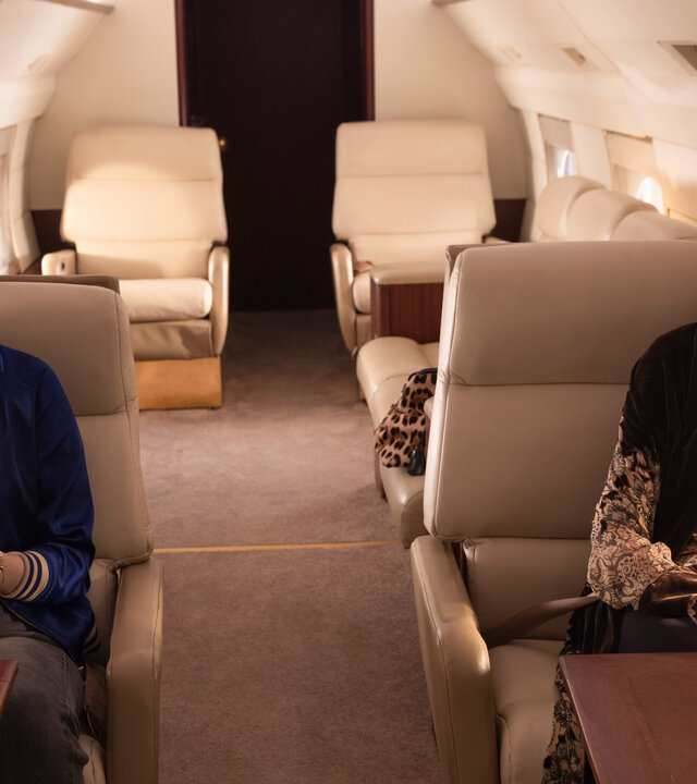 "Hacks - Blut wird fließen": Ava (Hannah Einbinder) und Deborah (Jean Smart) sitzen in einer luxuriösen Flugzeugkabine. Während Ava vertieft auf ihr Handy schaut, richtet Deborah ihren Blick nachdenklich aus dem Fenster des Flugzeugs.