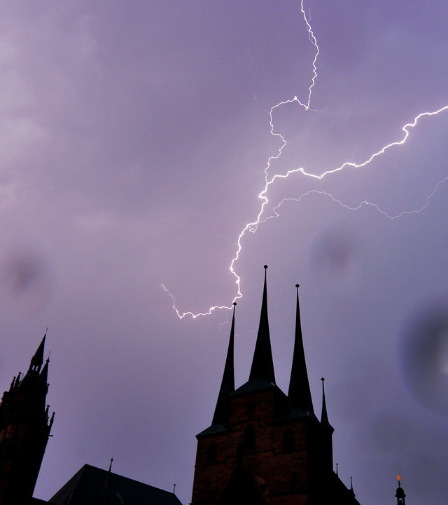 "planet e.: Hagel, Fluten, Wirbelwinde - Wetterchaos in Deutschland": Blitze über den Türmen des Doms  und der Severikirche in Erfurt.