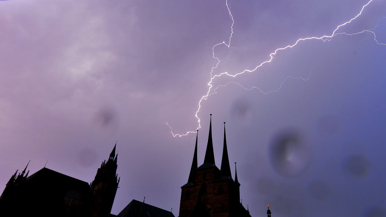 "planet e.: Hagel, Fluten, Wirbelwinde - Wetterchaos in Deutschland": Blitze über den Türmen des Doms  und der Severikirche in Erfurt.