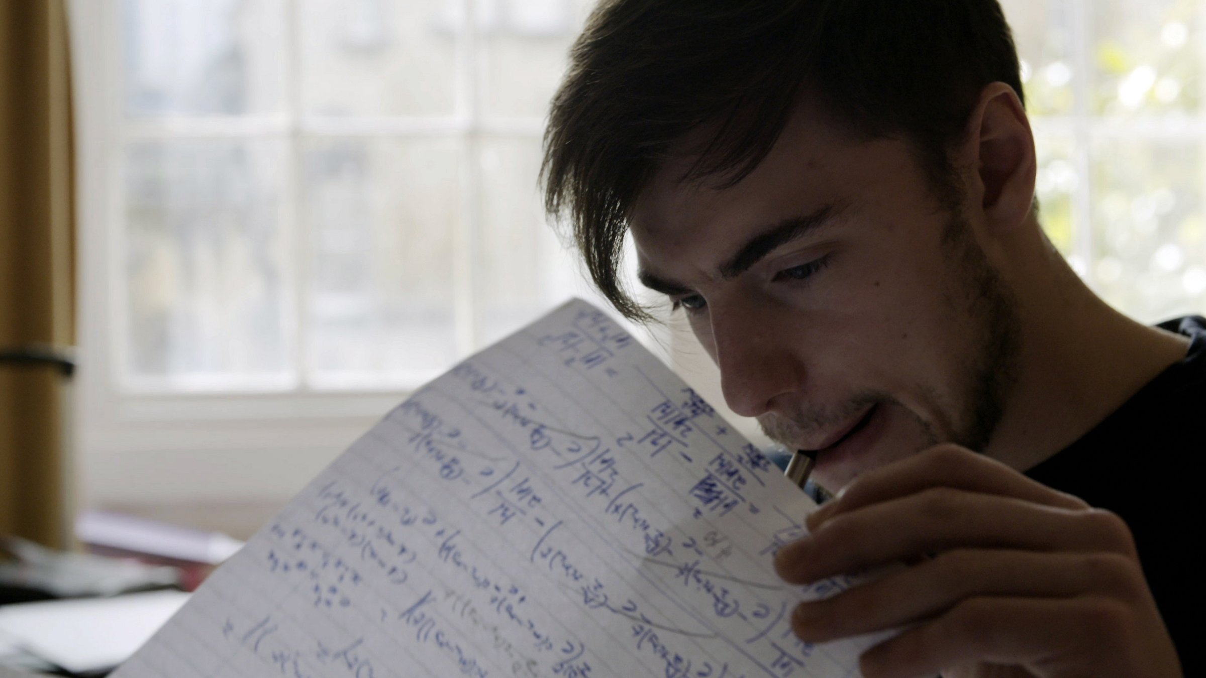 „Ab 18! - Diego“: Der 23-jährige Diego in seinem Studentenzimmer, vertieft in Aufzeichnungen mit mathematischen Gleichungen.