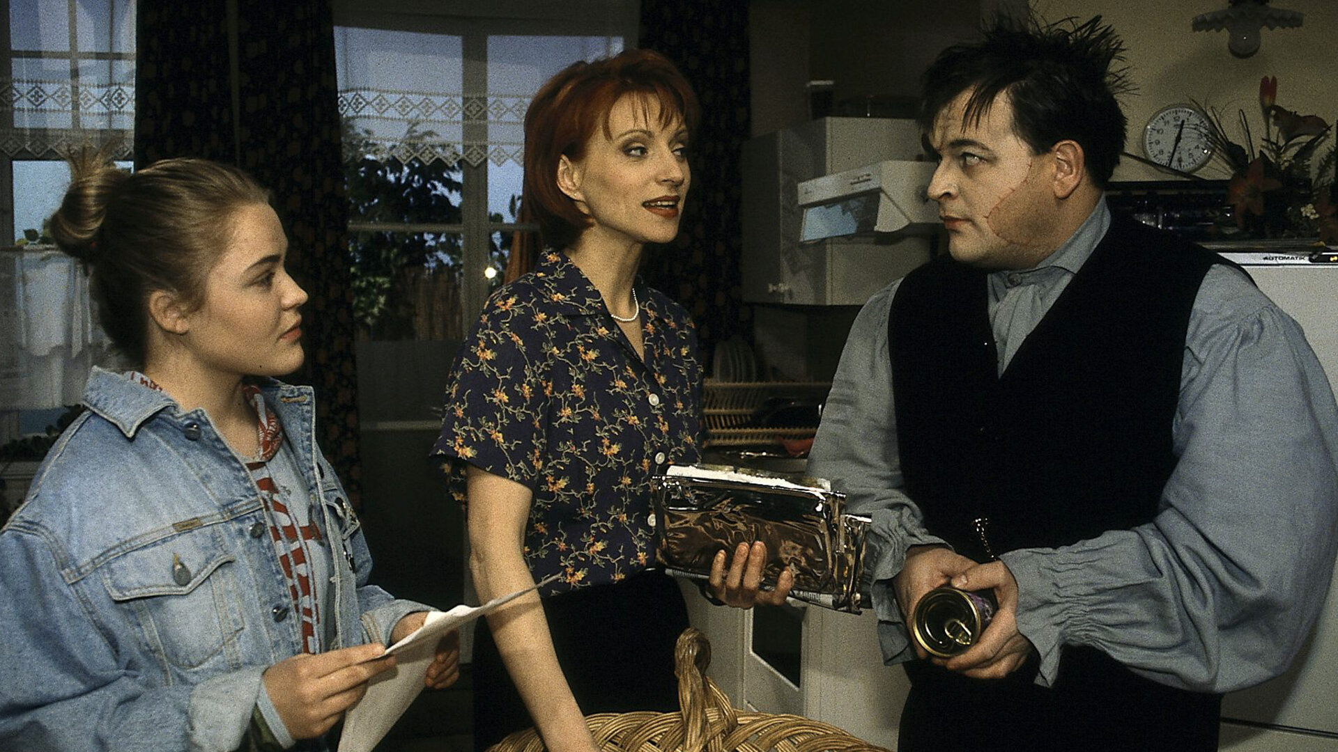 "Sprechstunde bei Dr. Frankenstein": Franzi (Floriane Eichhorn), Charly (Silke Matthias) und Lenni (Michael Trischan) stehen zusammen in der Küche.
