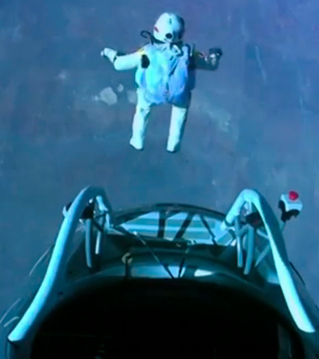 "ZDF-History: Höher, weiter, extremer - Pioniere und Abenteuer": Der Österreicher Felix Baumgartner in 39 Kilometer Höhe kurz nach seinem Absprung aus der Raumkapsel am 15.10. 2012.