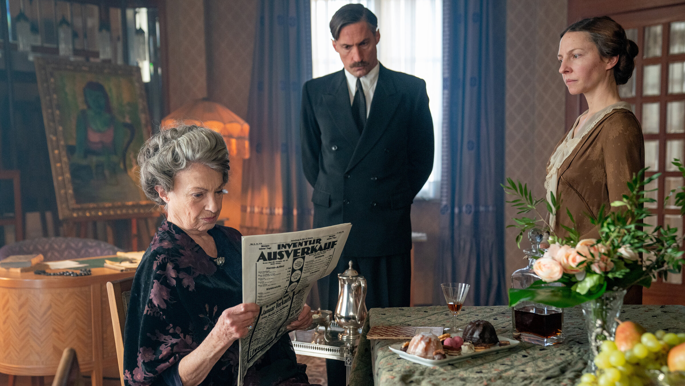 "Das weiße Haus am Rhein (2/2)": Die Dreesens Fritz (Benjamin Sadler, Mitte), Maria (Katharina Schüttler, re.) und Adelheid (Nicole Heesters, l.) erfahren die Nachrichten aus der Zeitung.